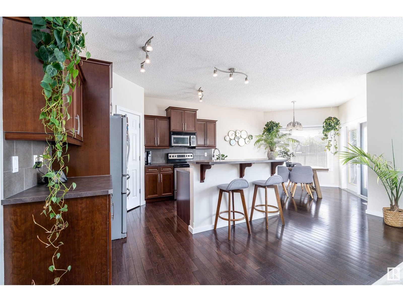 8715 10 AV SW Image 8
