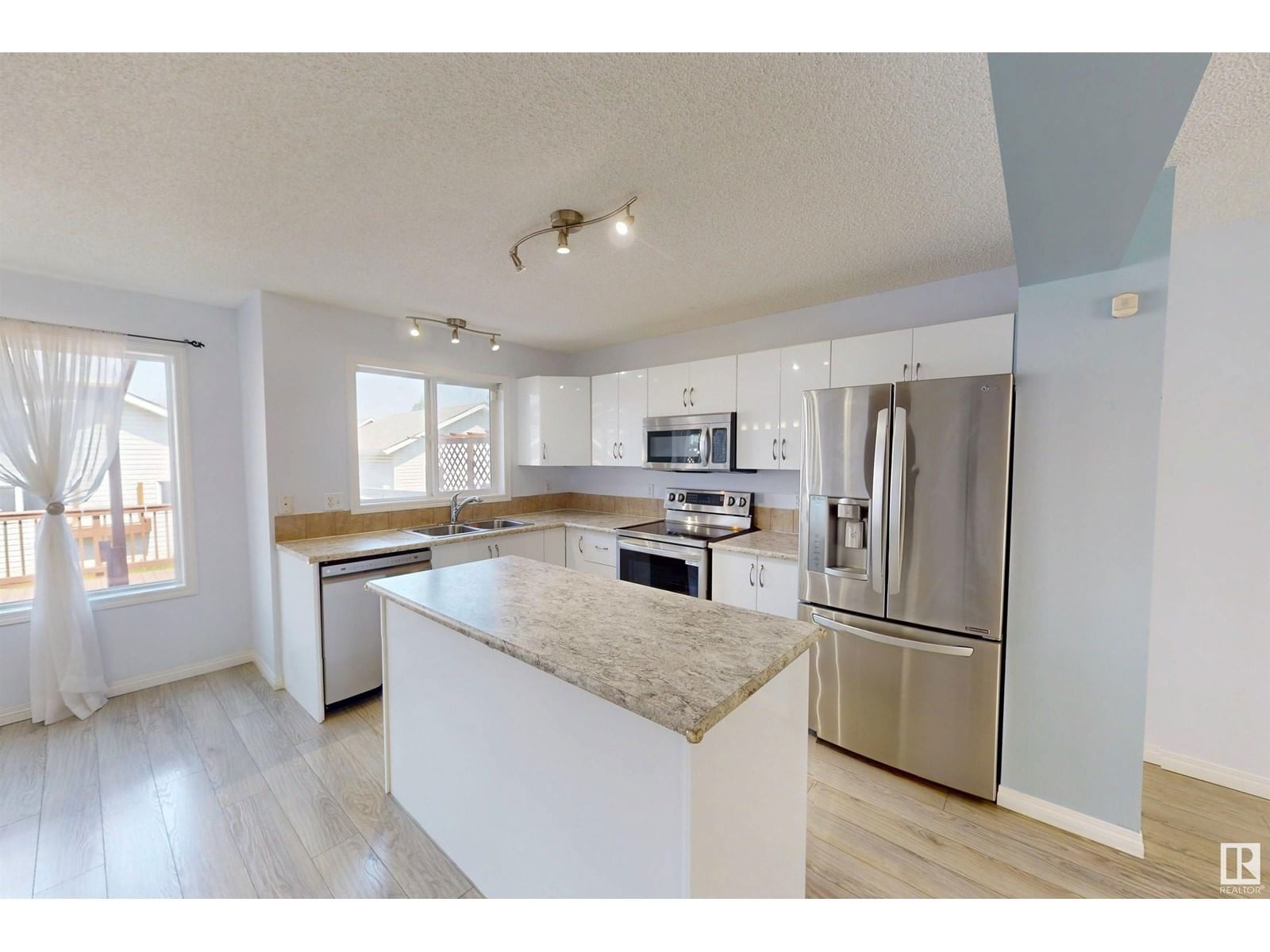 7932 14 AVE Image 11