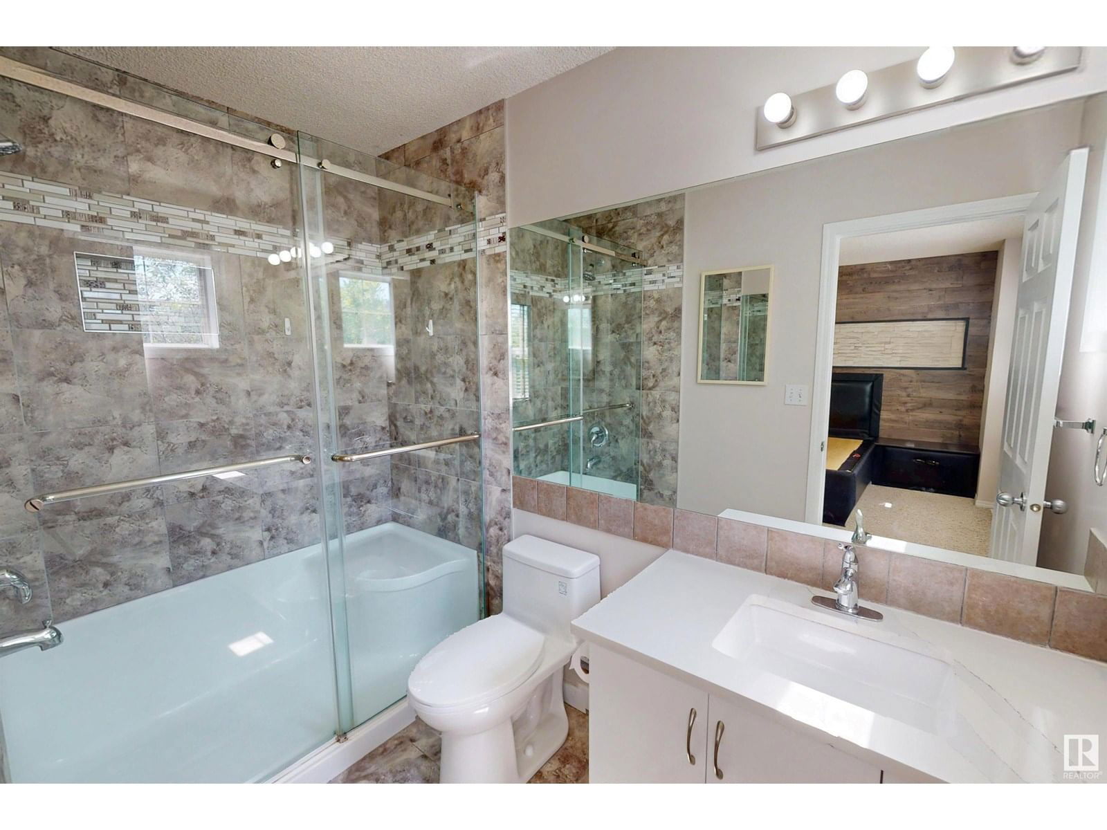 7932 14 AVE Image 28