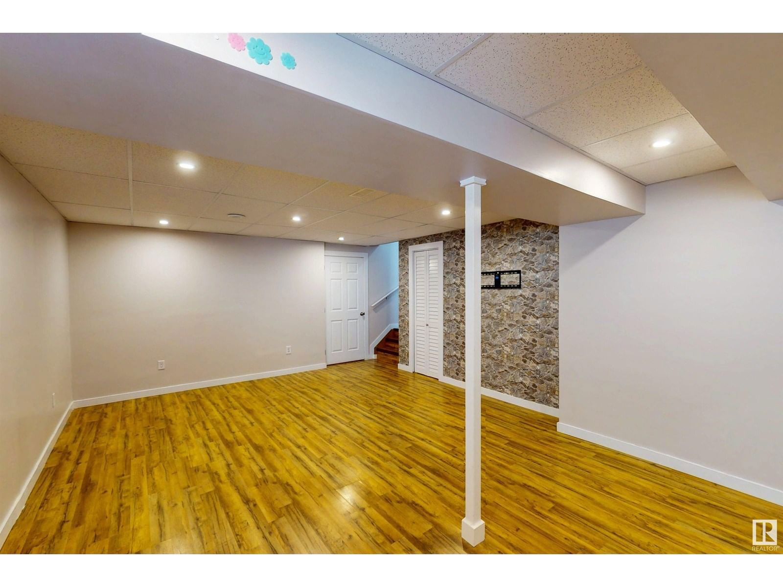 7932 14 AVE Image 32
