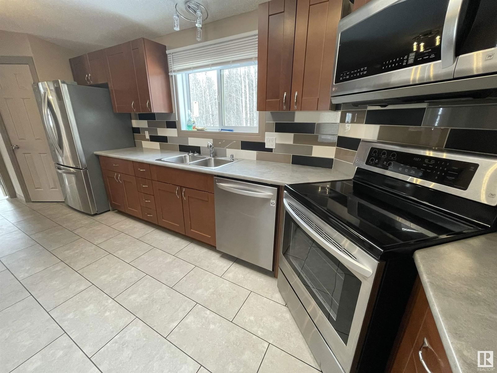 17 - 231054 TWP RD 623.8 Image 3