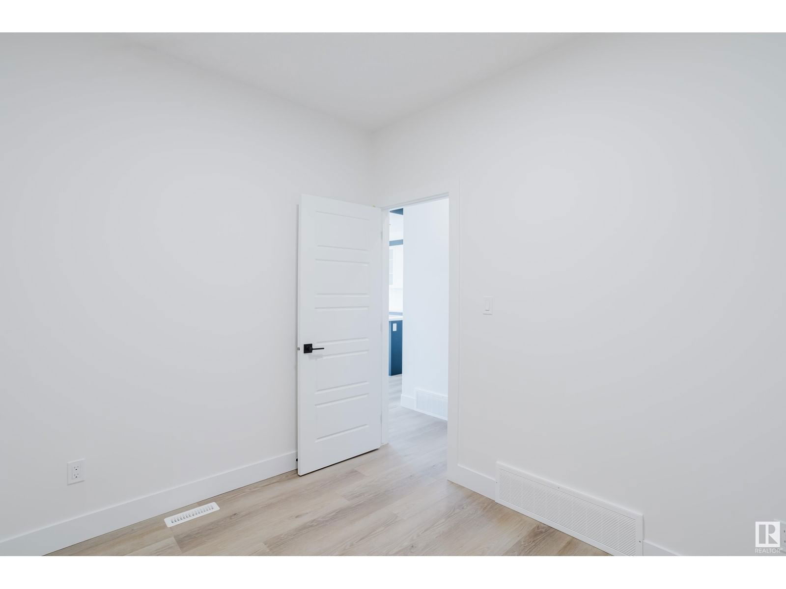 18911 24 AV Image 10