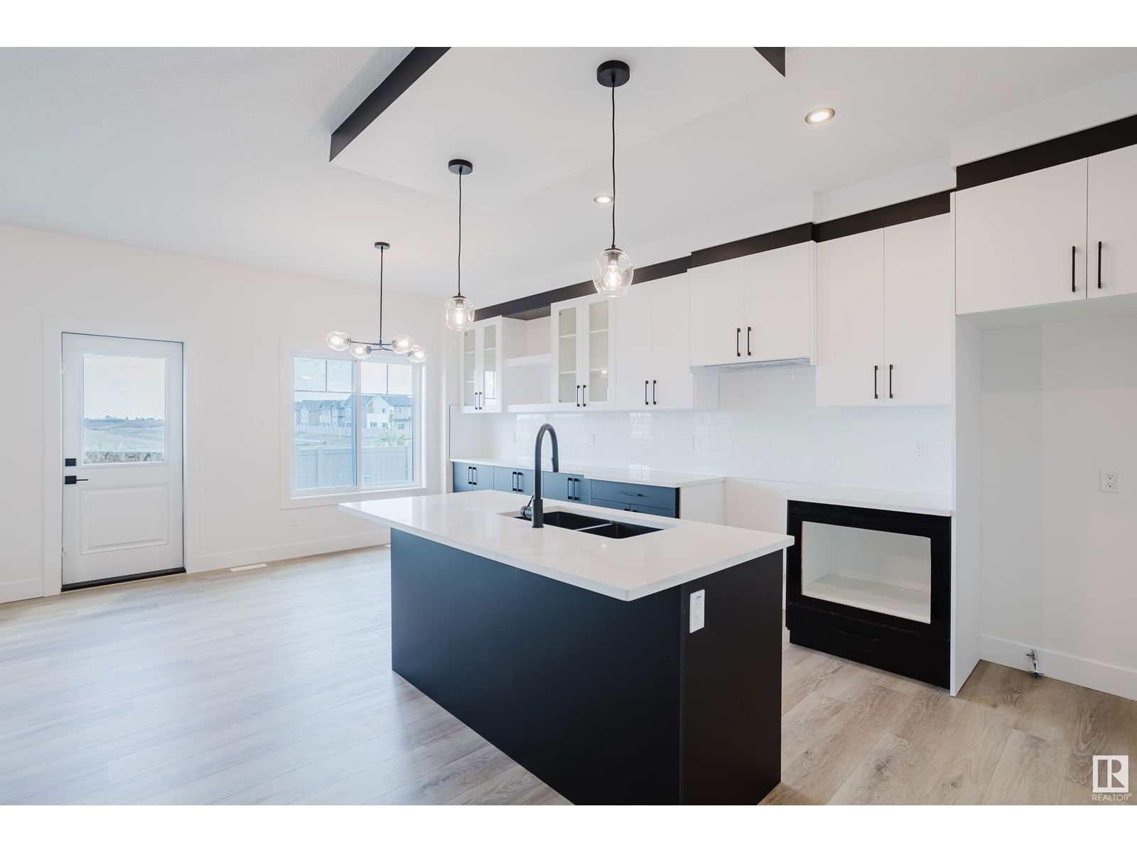 18911 24 AV Image 11