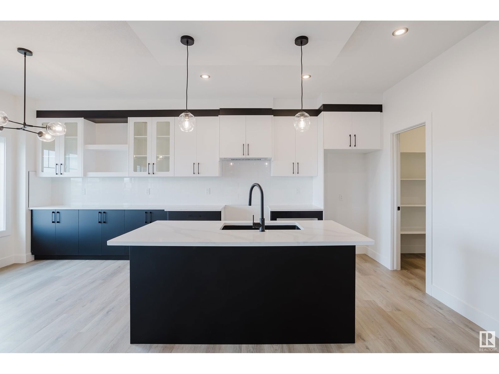 18911 24 AV Image 12