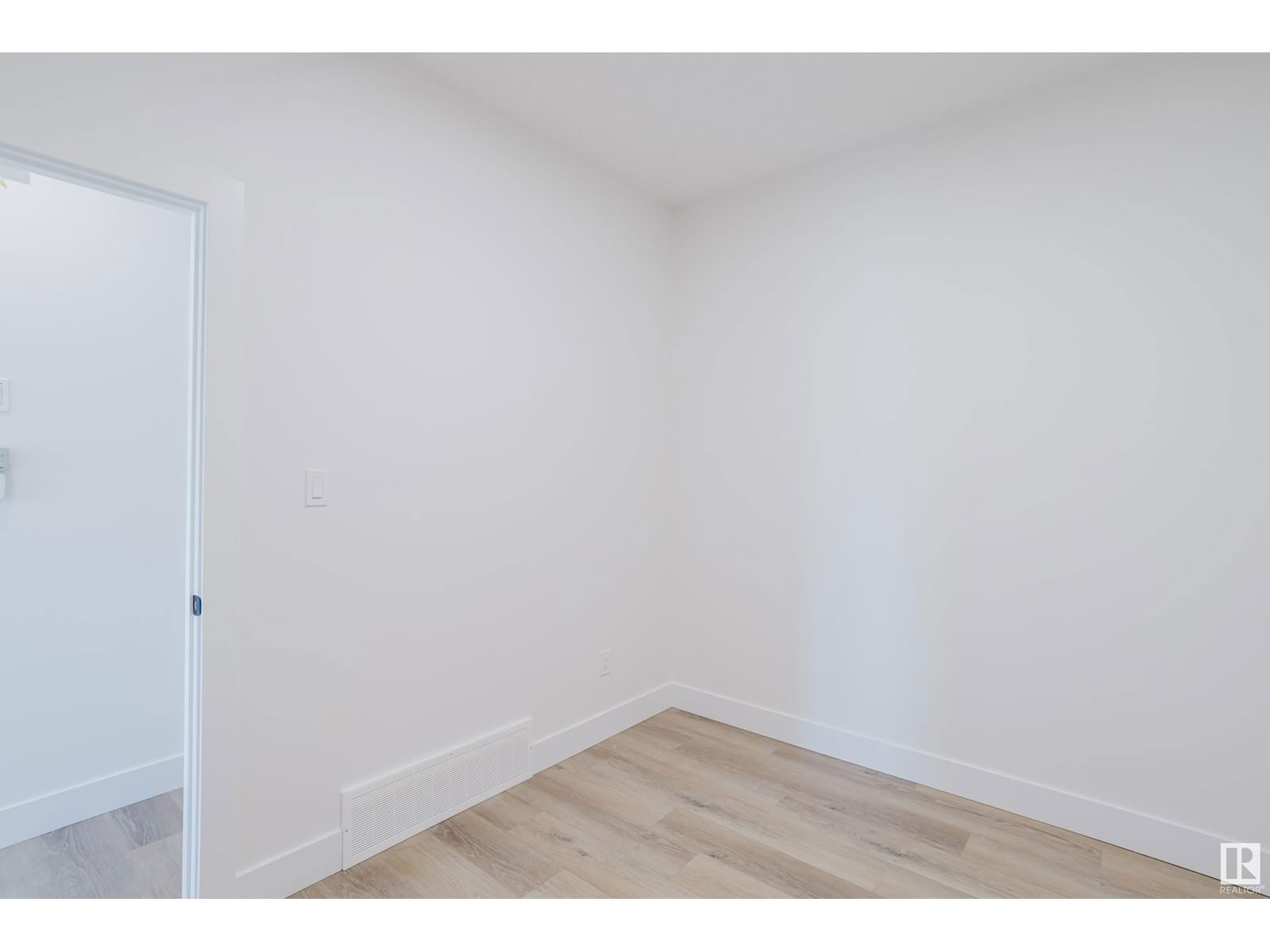 18911 24 AV Image 9