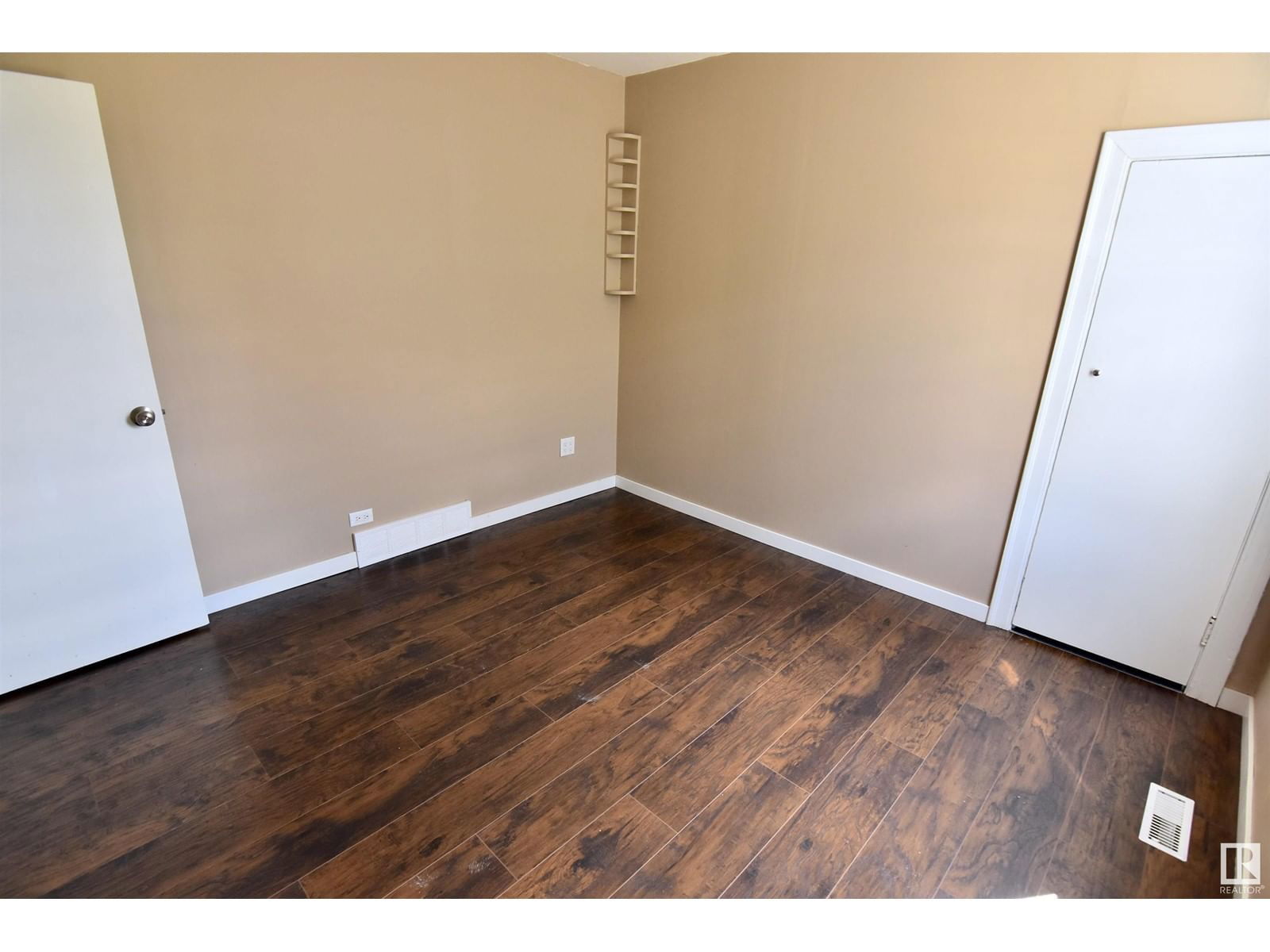 5122 47 AV Image 10