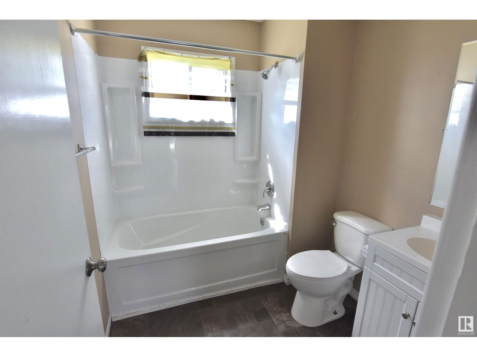 5122 47 AV Image 11