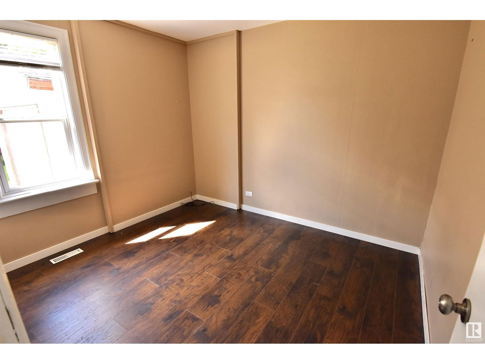 5122 47 AV Image 7