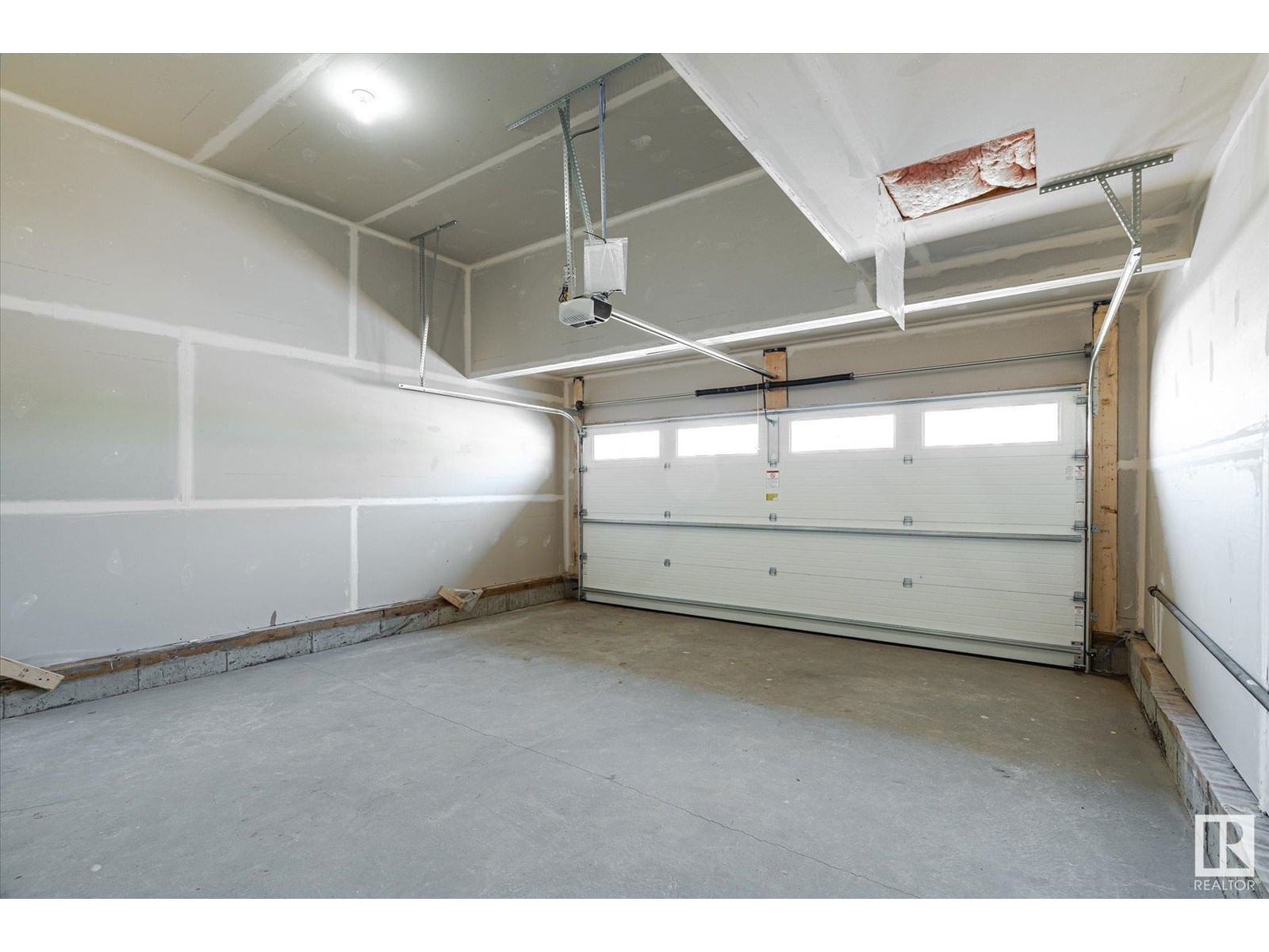 NW - 22371 89 AV Image 36