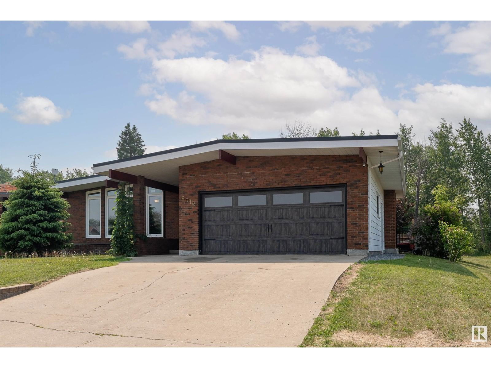6012 53 AV Image 1