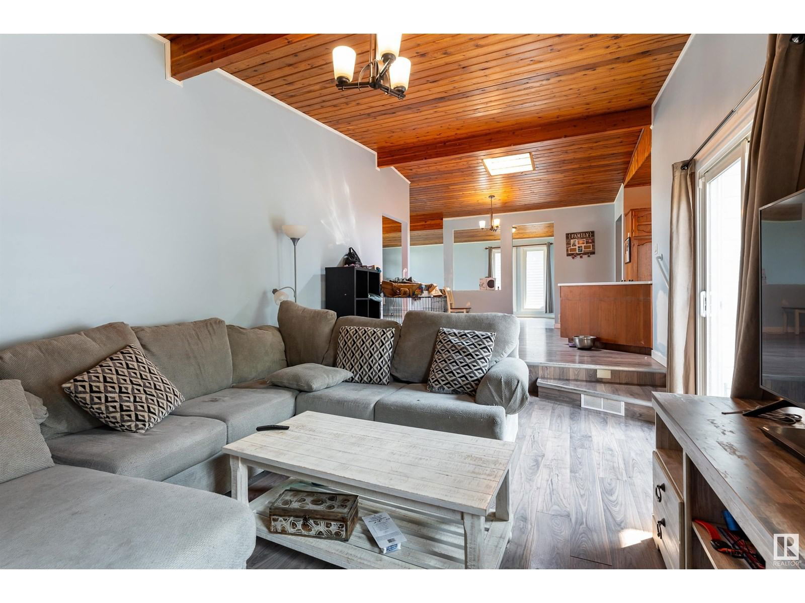6012 53 AV Image 21