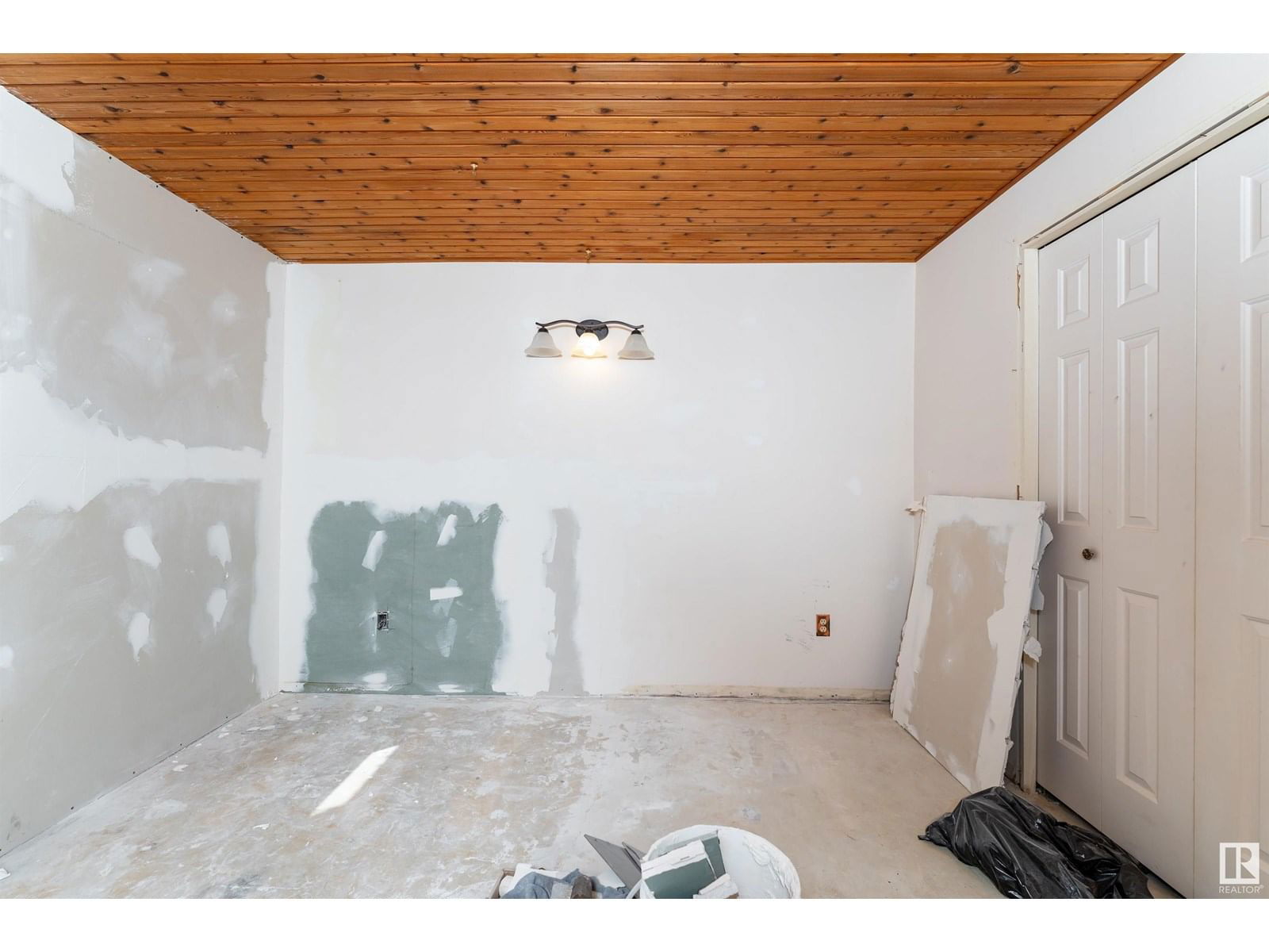 6012 53 AV Image 29