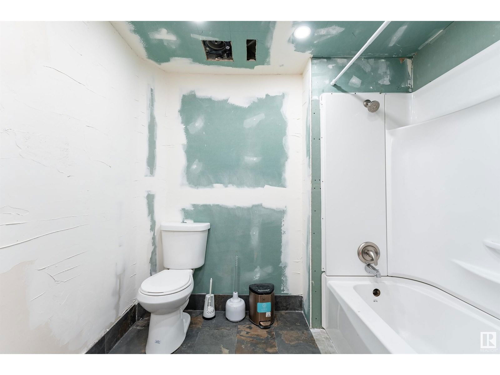 6012 53 AV Image 32