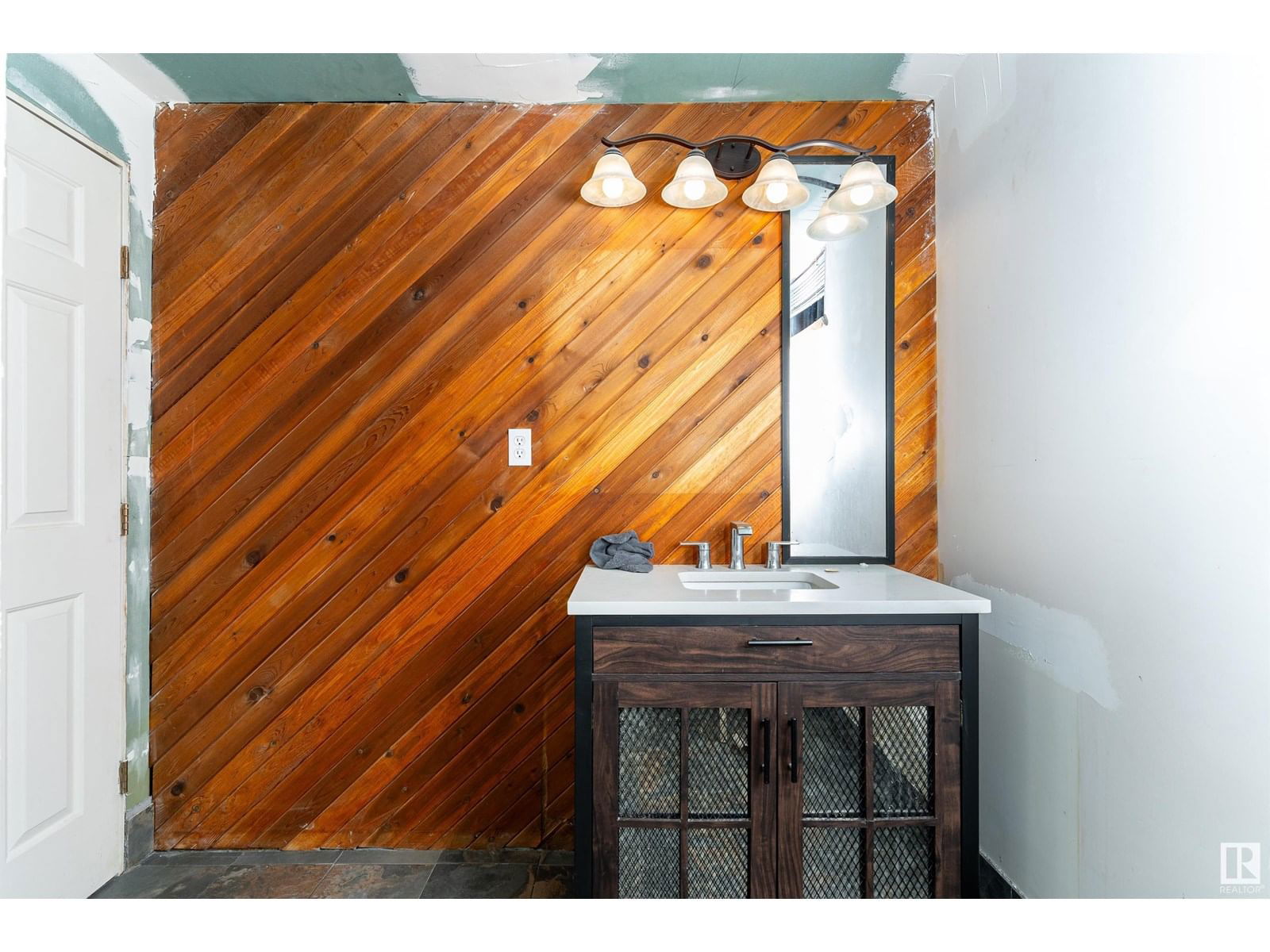 6012 53 AV Image 33