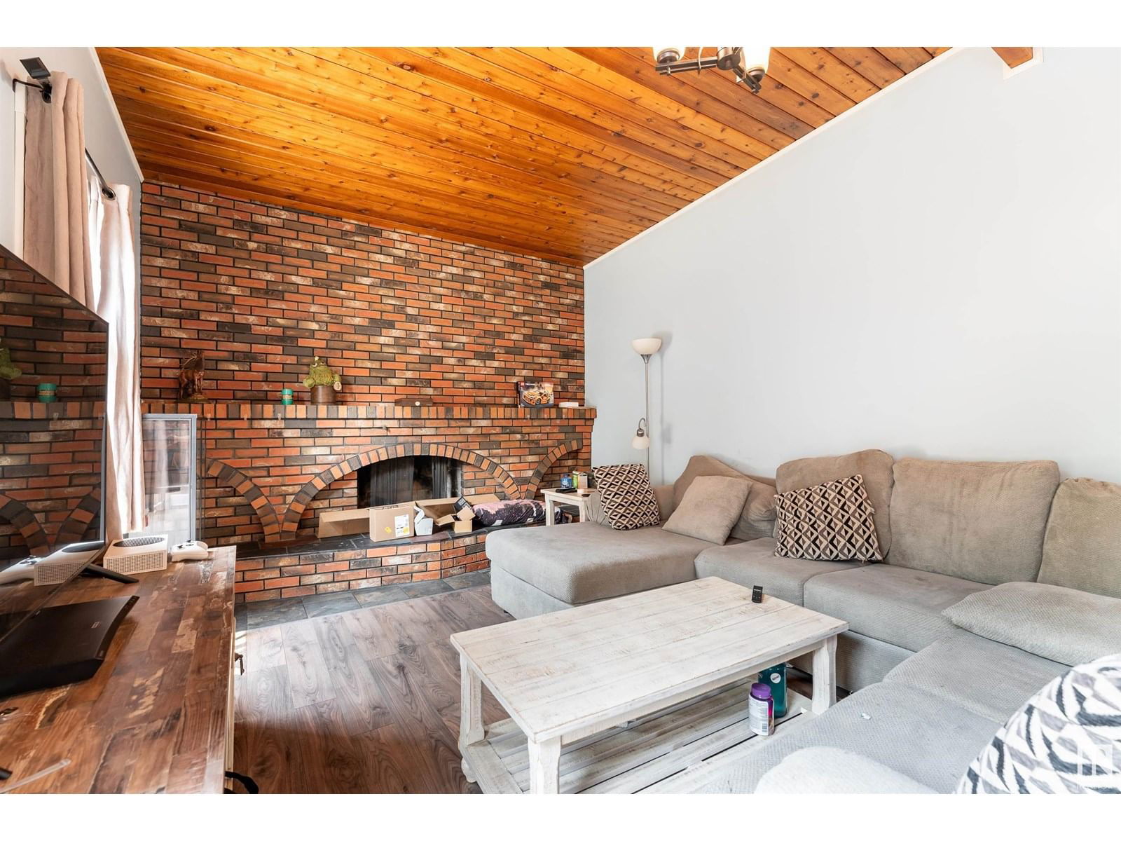 6012 53 AV Image 7