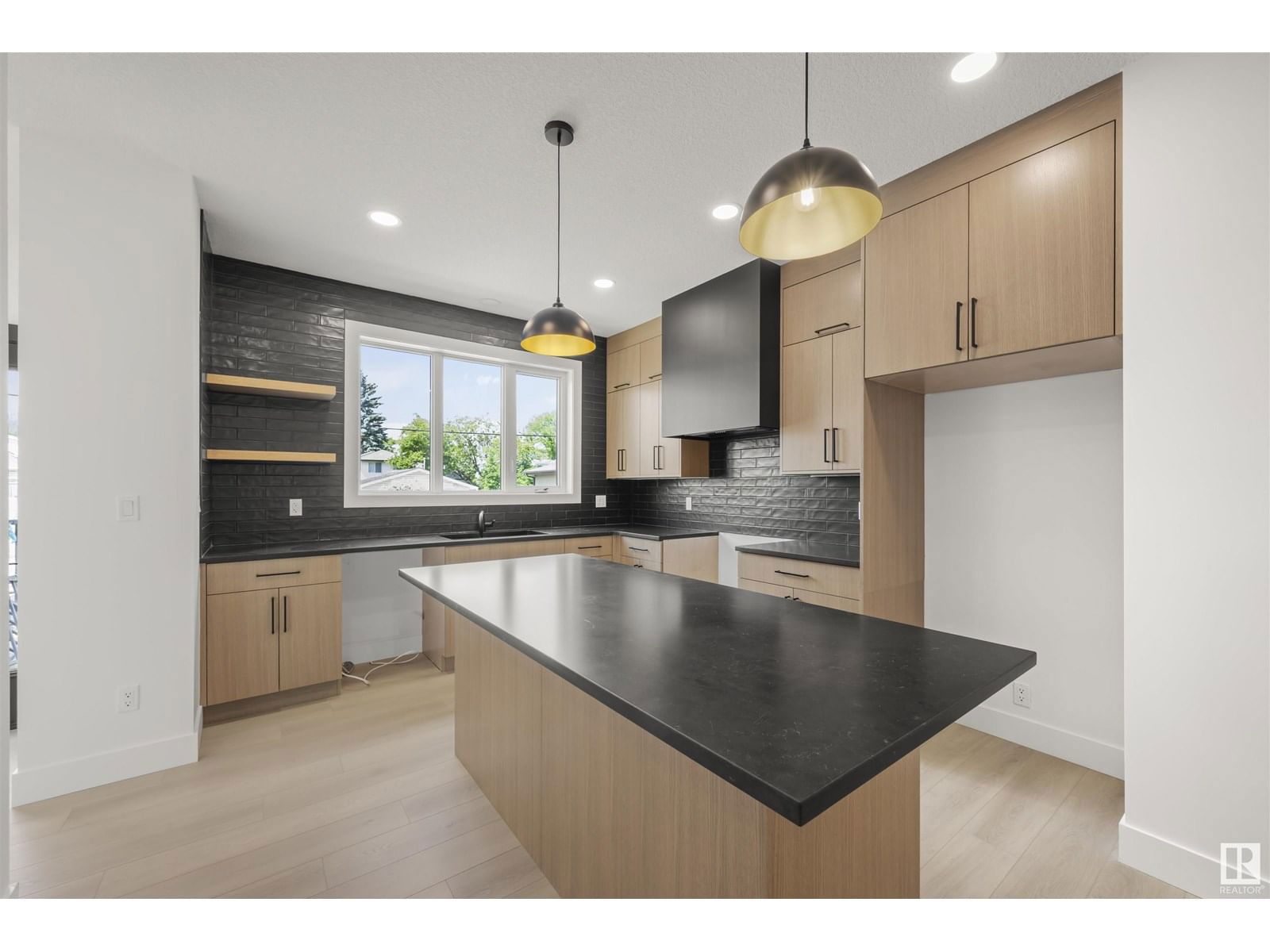 11232 127 ST Image 11