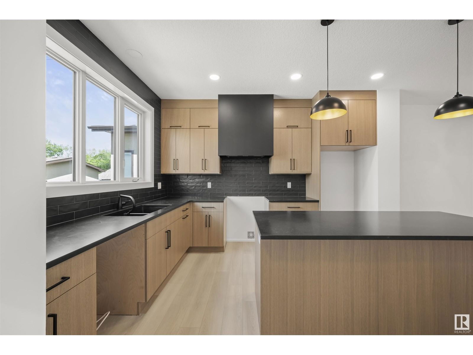 11232 127 ST Image 12