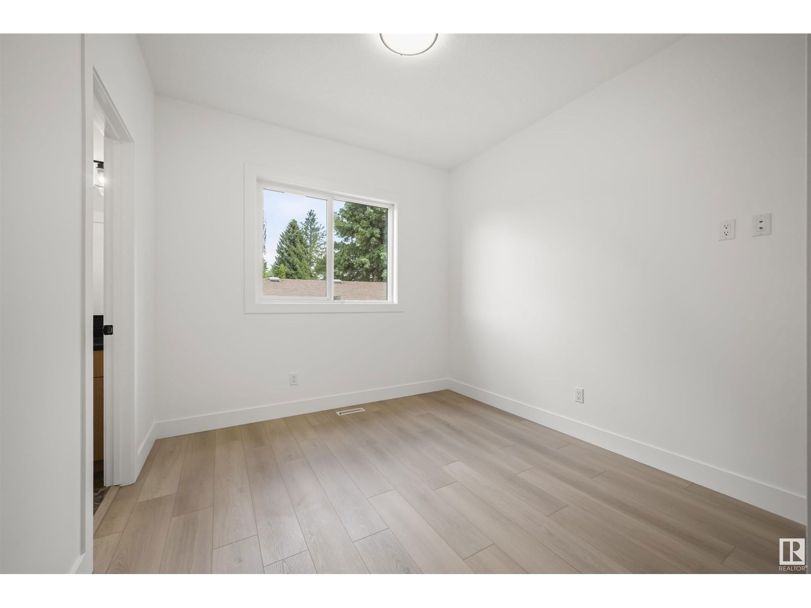 11232 127 ST Image 17