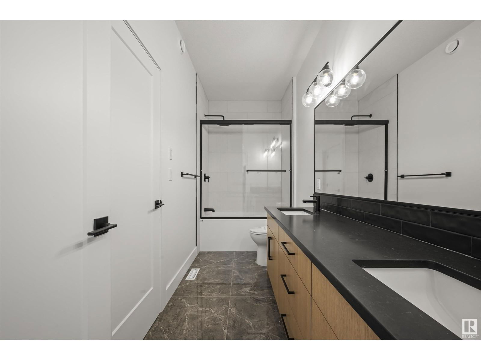 11232 127 ST Image 20