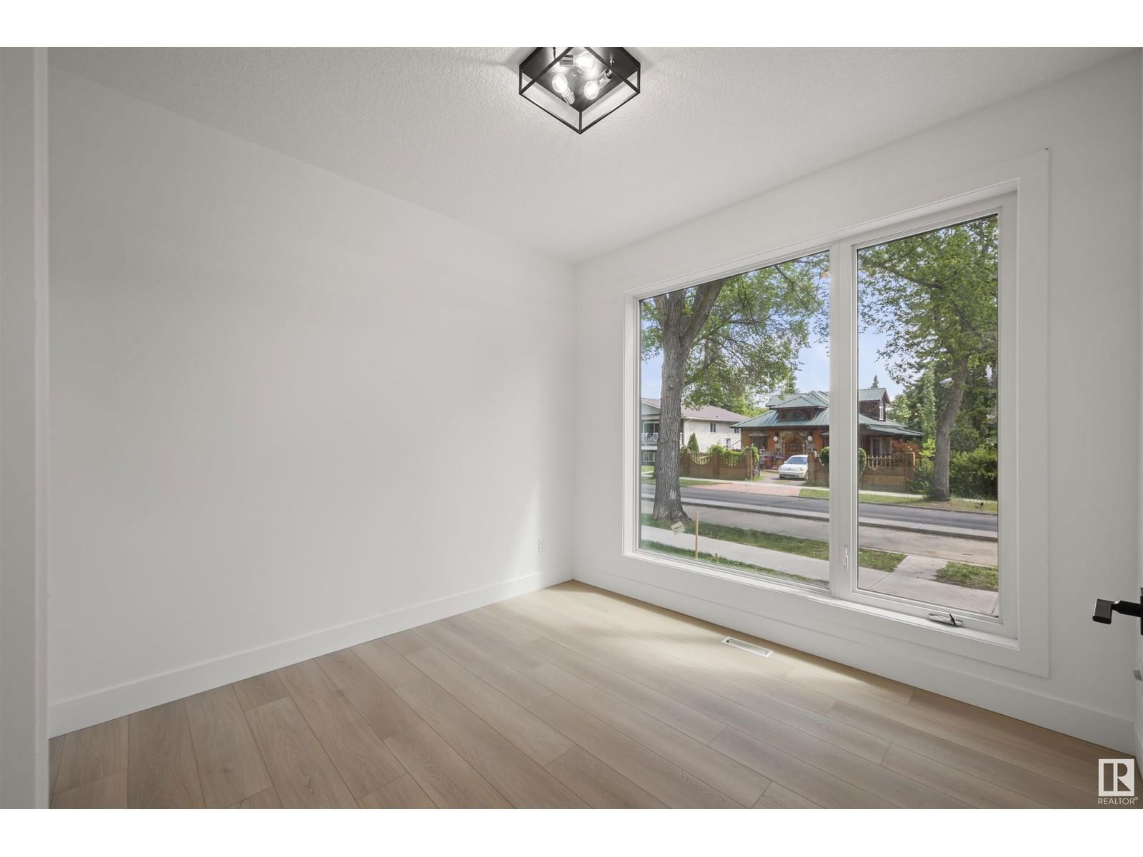 11232 127 ST Image 4