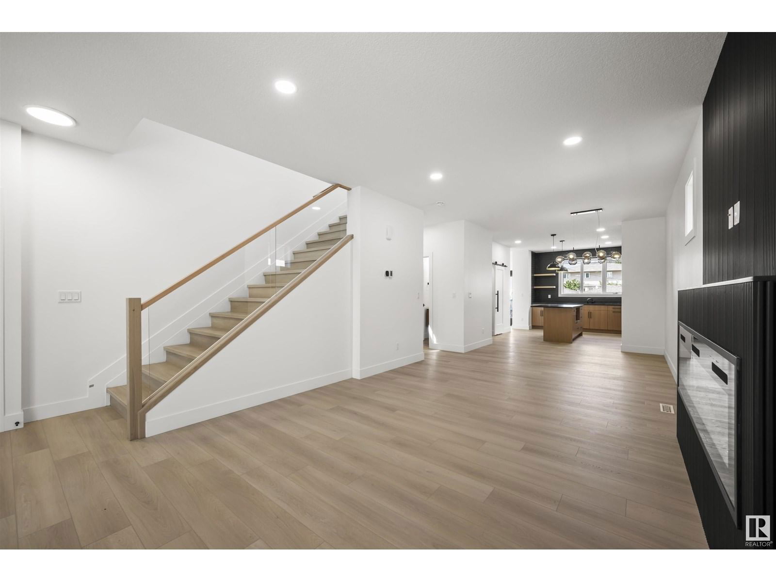 11232 127 ST Image 7