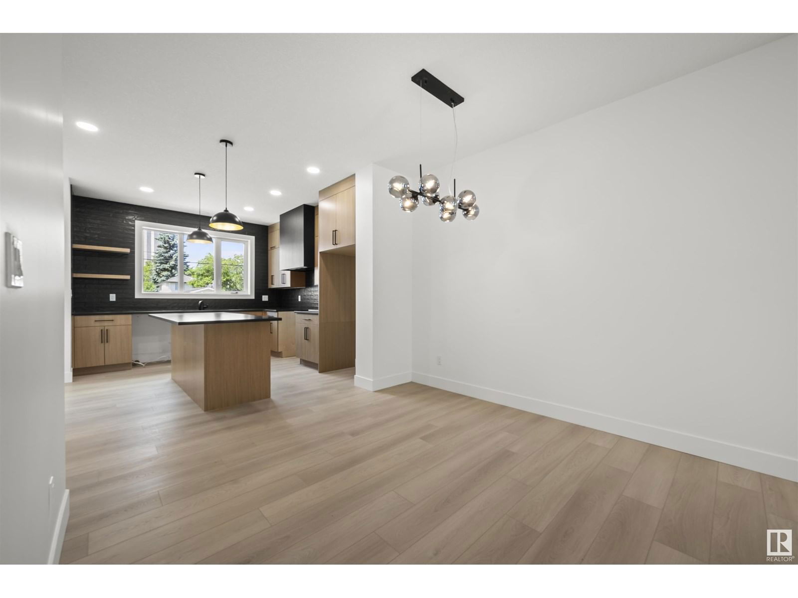 11232 127 ST Image 9