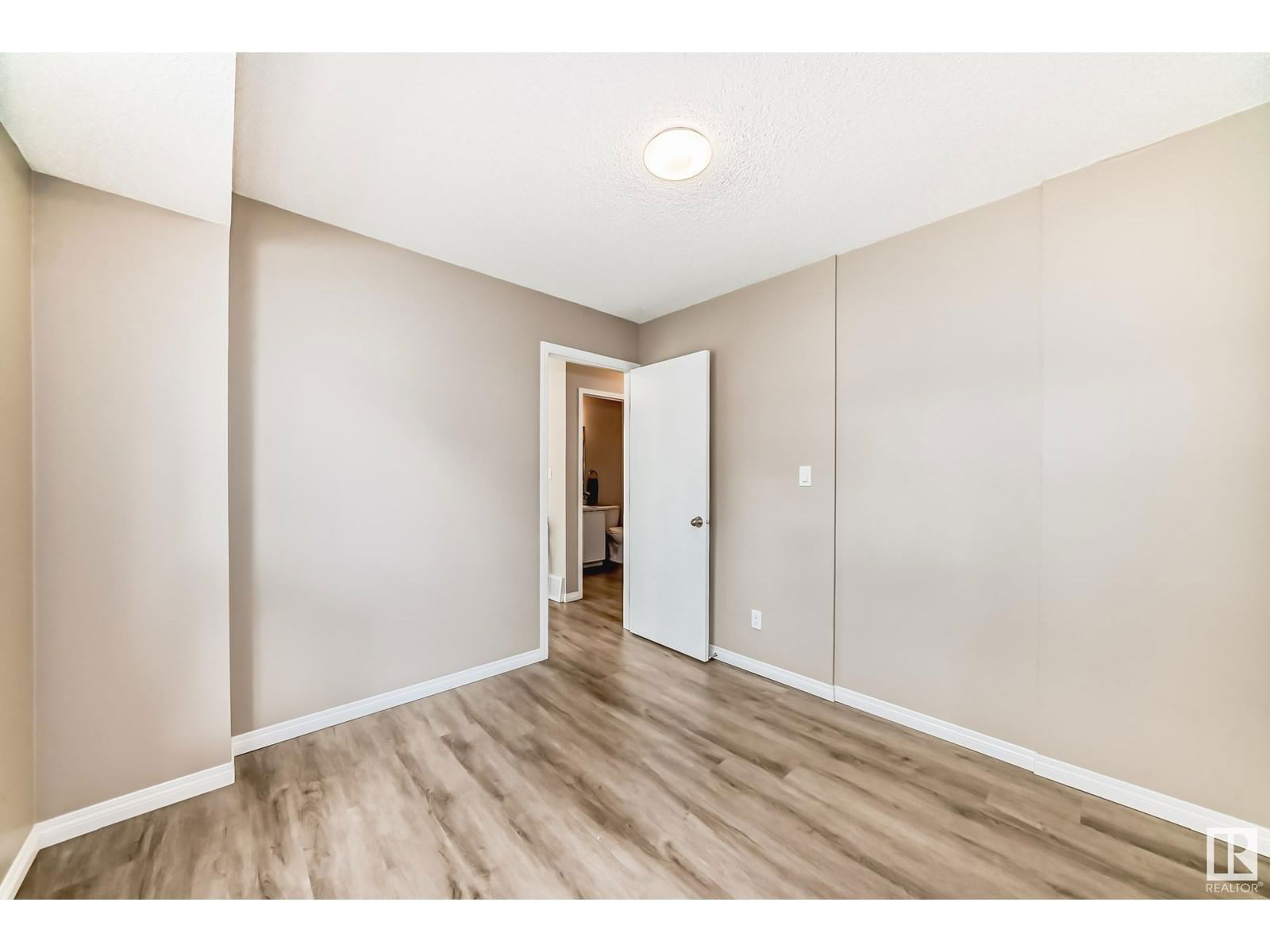 #6 - 4630 17 AV NW Image 24
