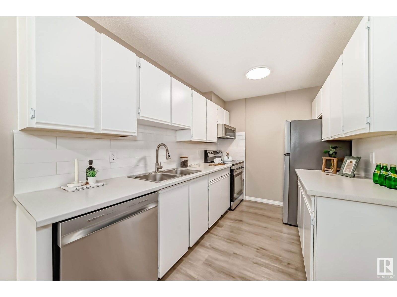 #6 - 4630 17 AV NW Image 3