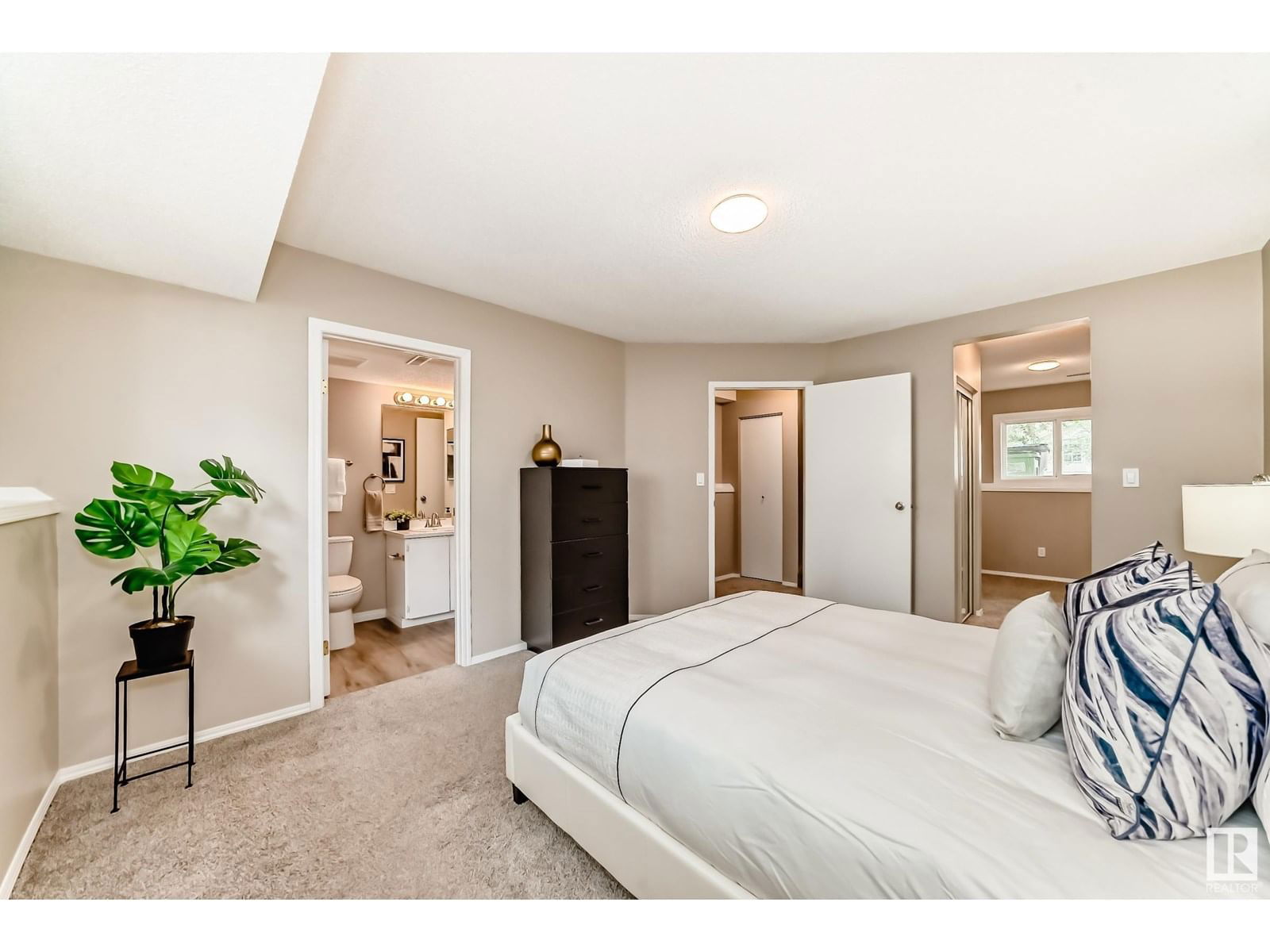 #6 - 4630 17 AV NW Image 33