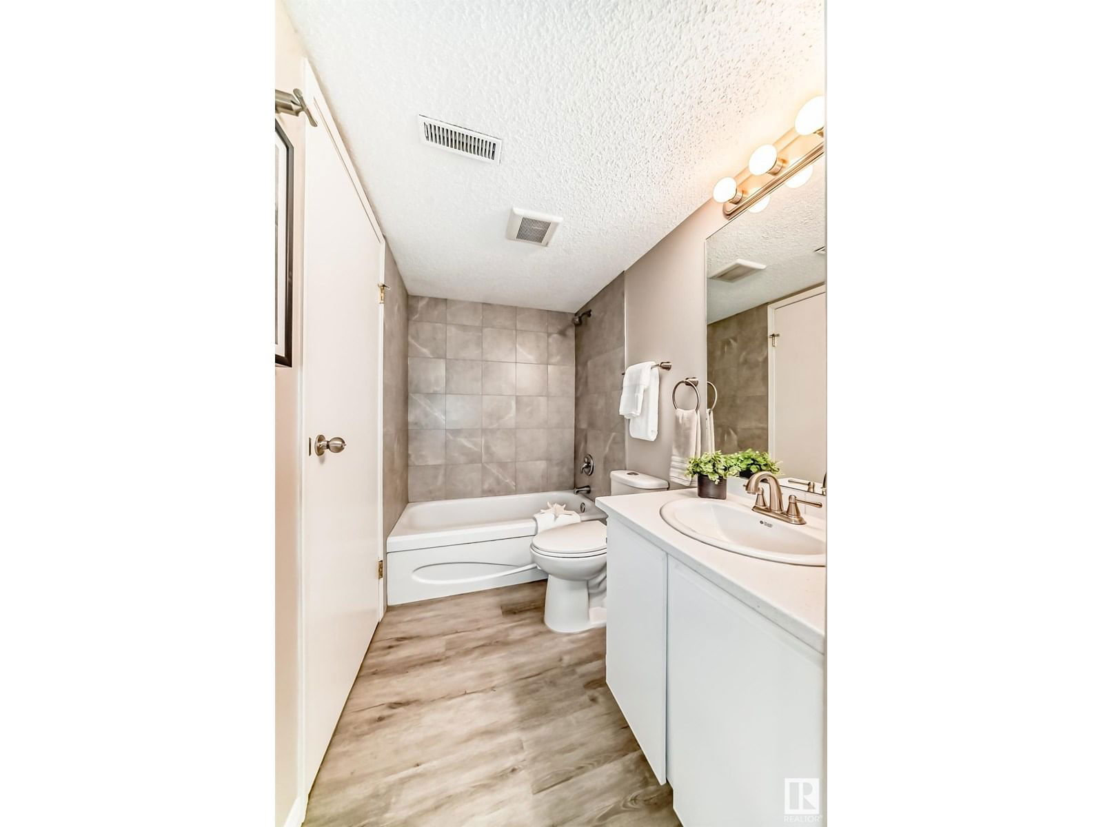#6 - 4630 17 AV NW Image 38
