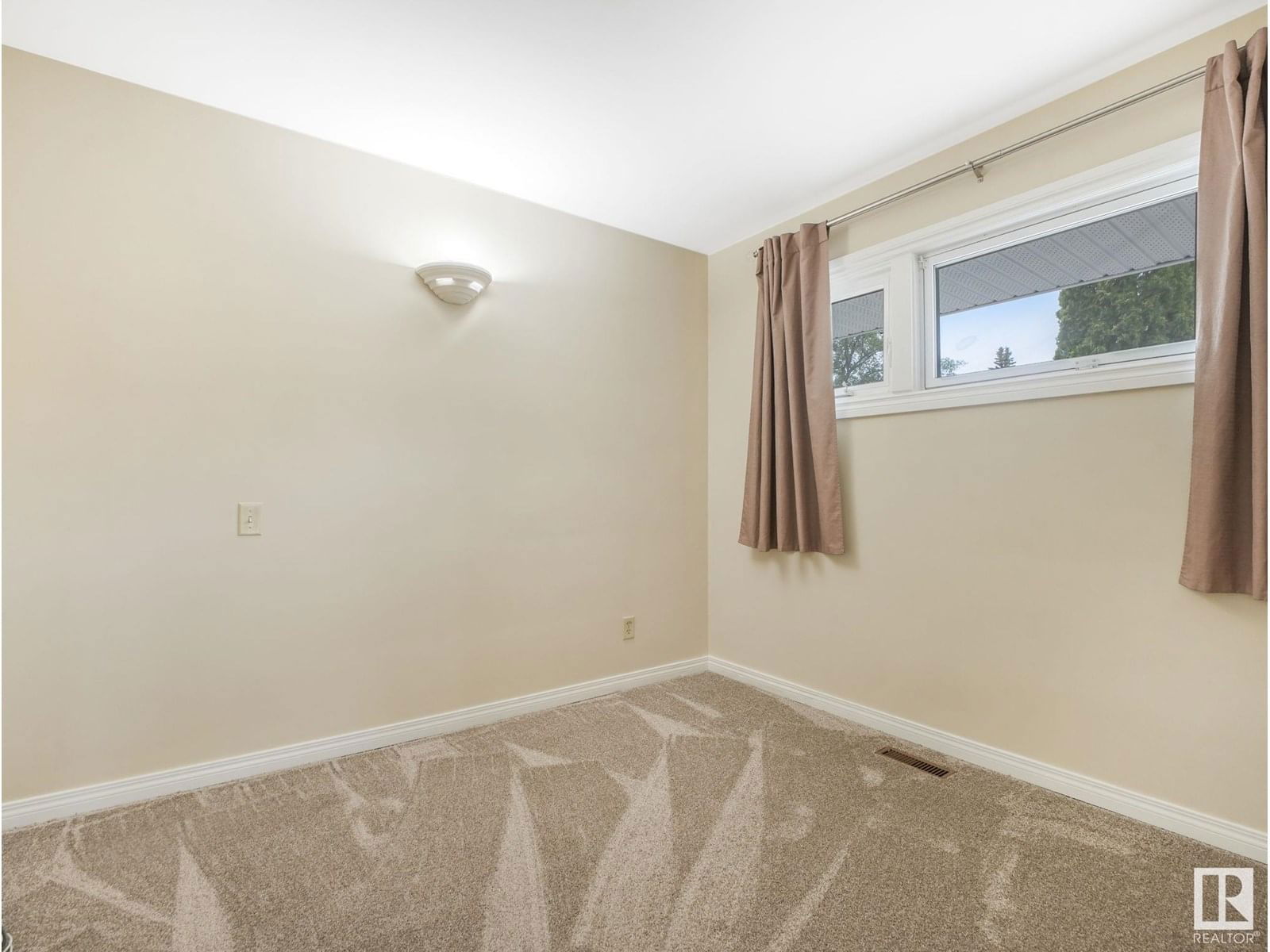 11443 105 ST Image 11