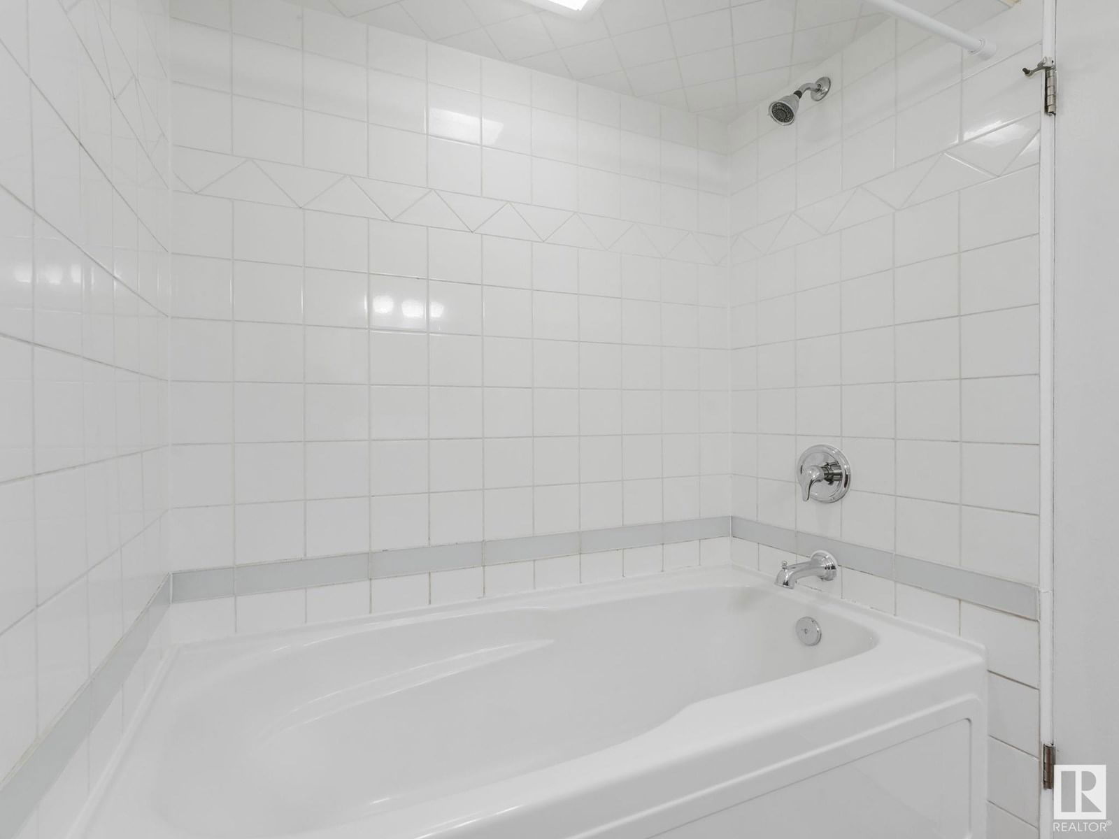 11443 105 ST Image 22