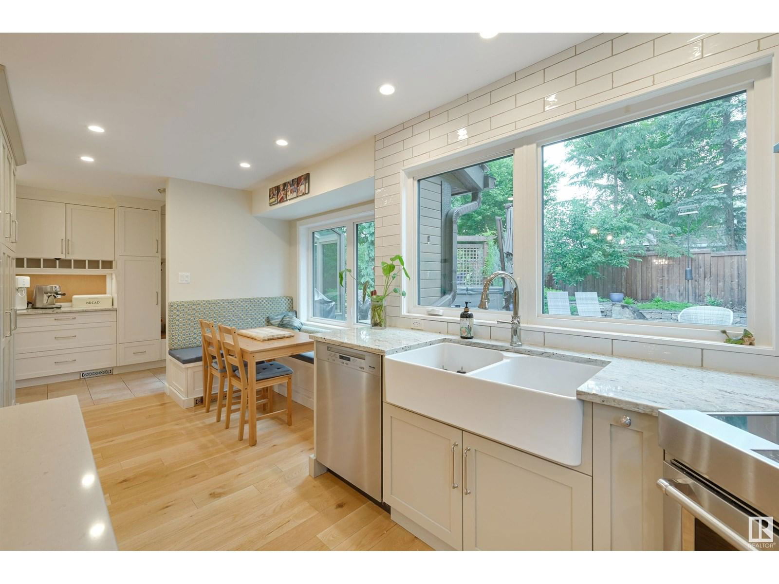 188 QUESNELL CR Image 35