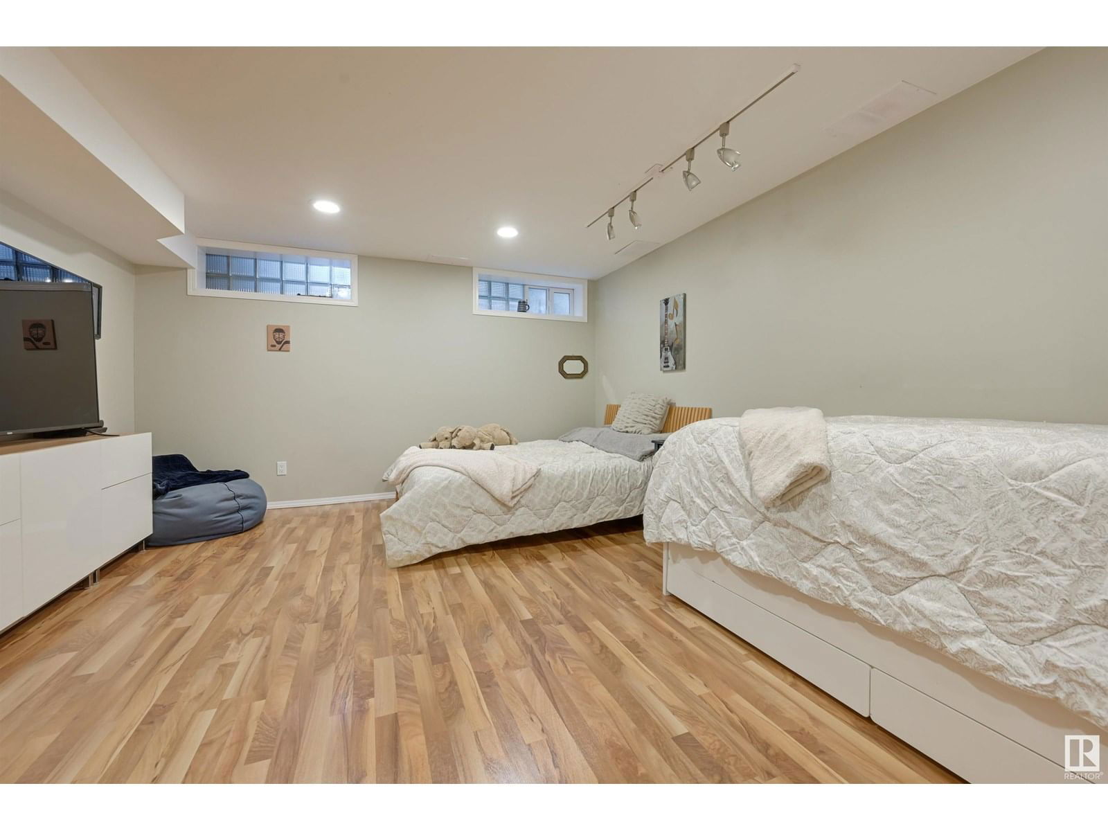 188 QUESNELL CR Image 50