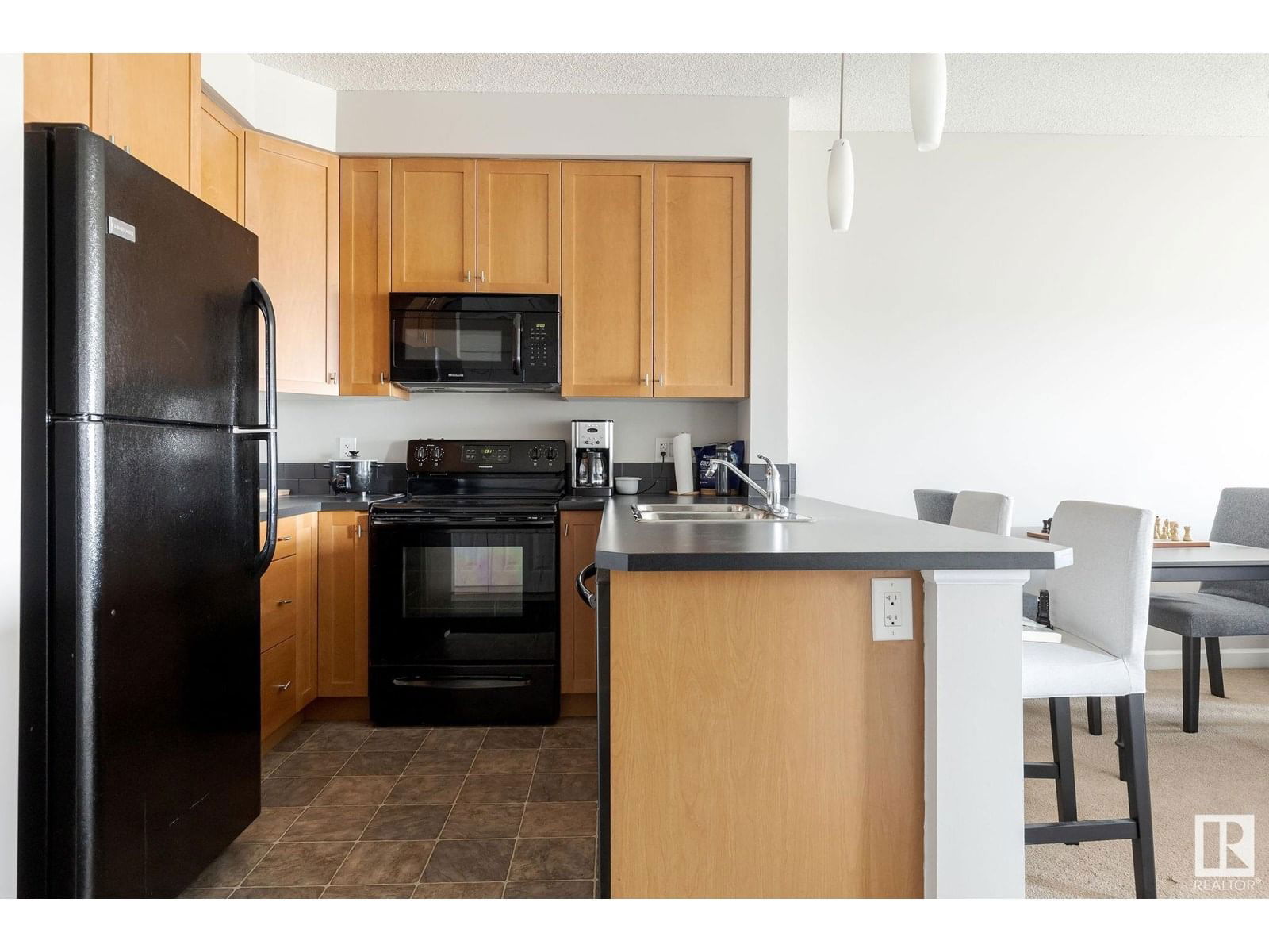 #409 - 3715 WHITELAW LN Image 4