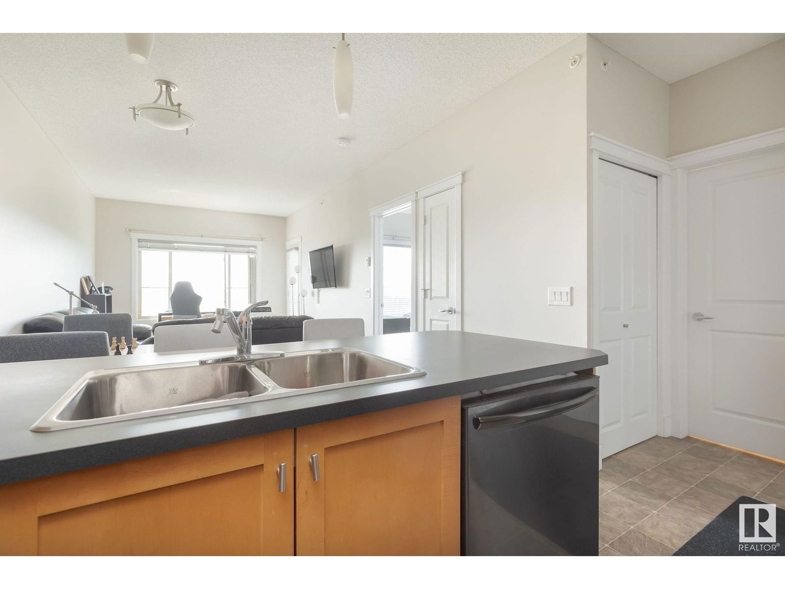 #409 - 3715 WHITELAW LN Image 5
