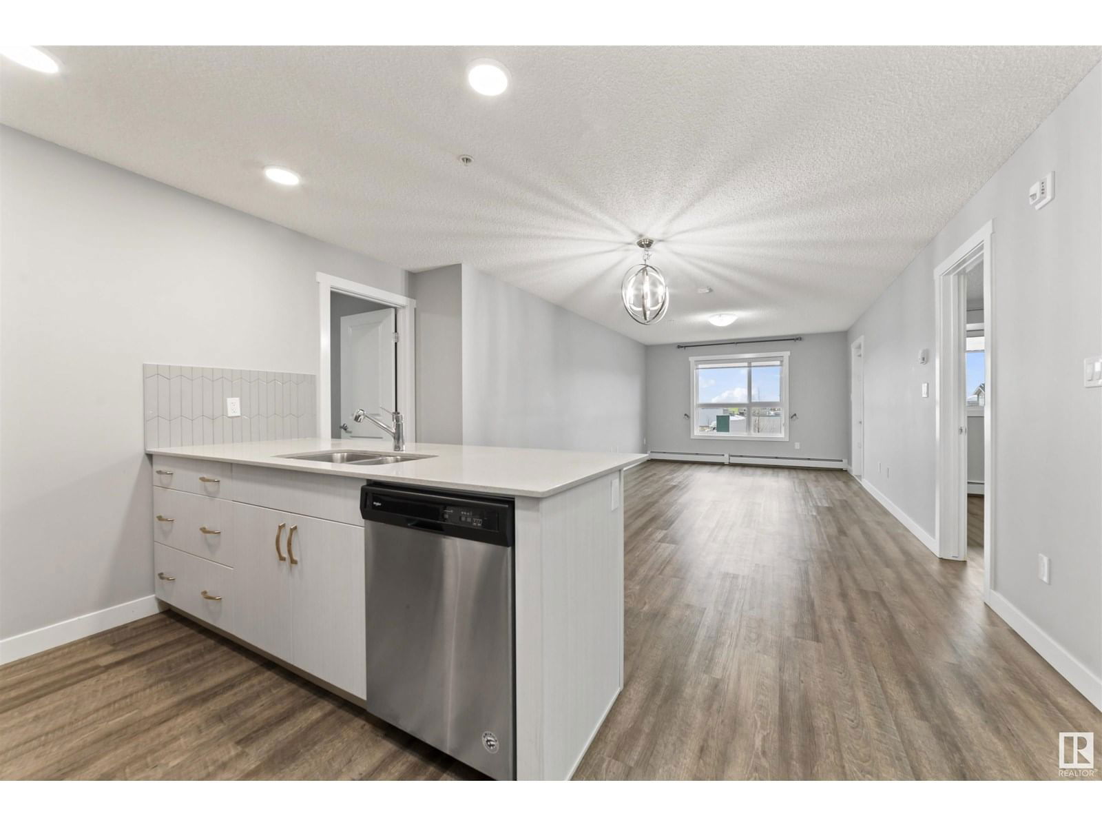 310 - 1506 TAMARACK BV Image 3