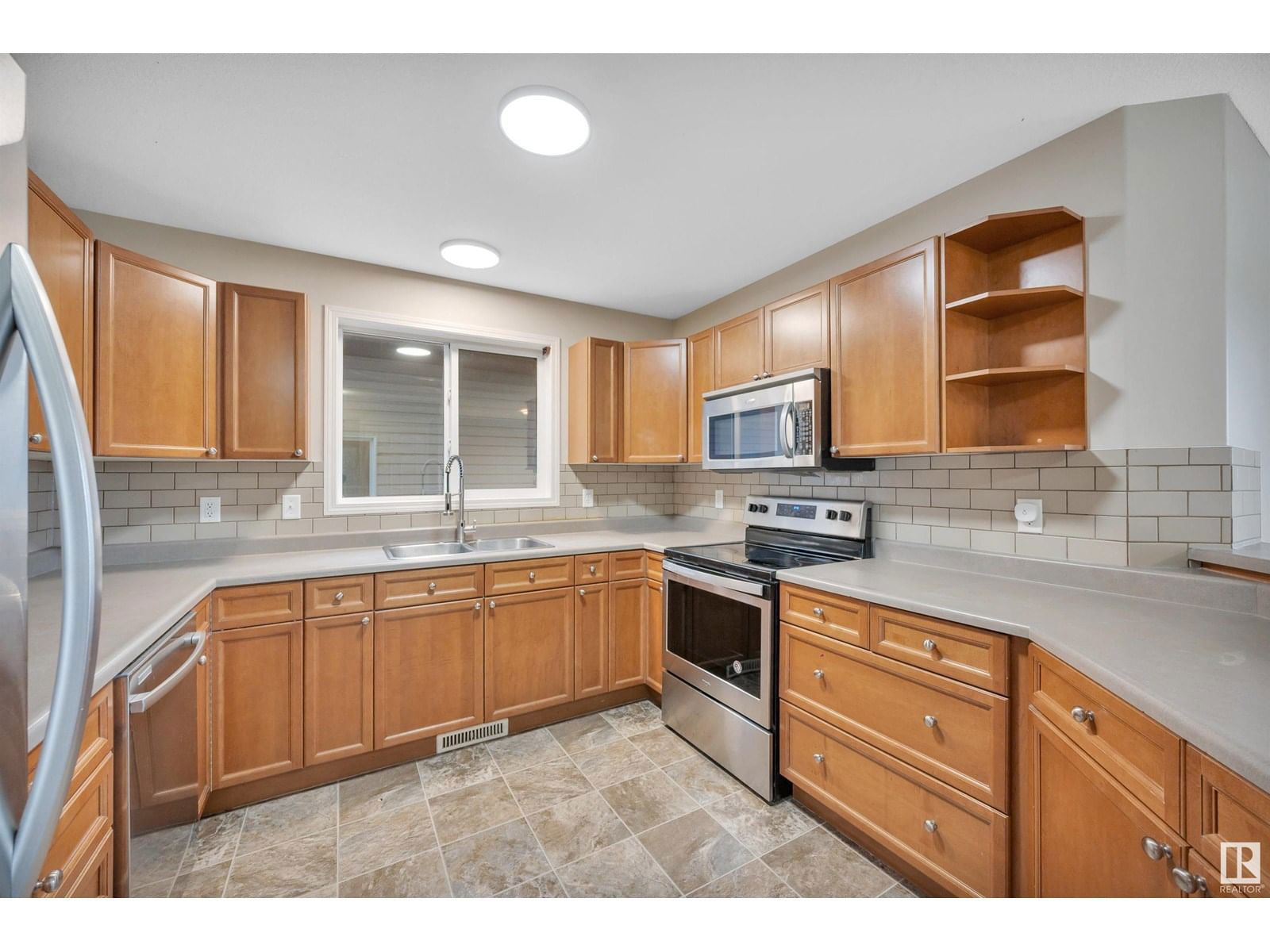 4611 160 AV Image 14