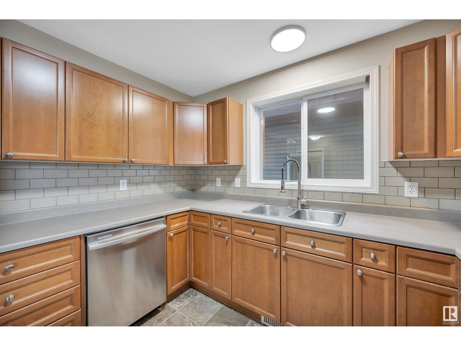 4611 160 AV Image 15