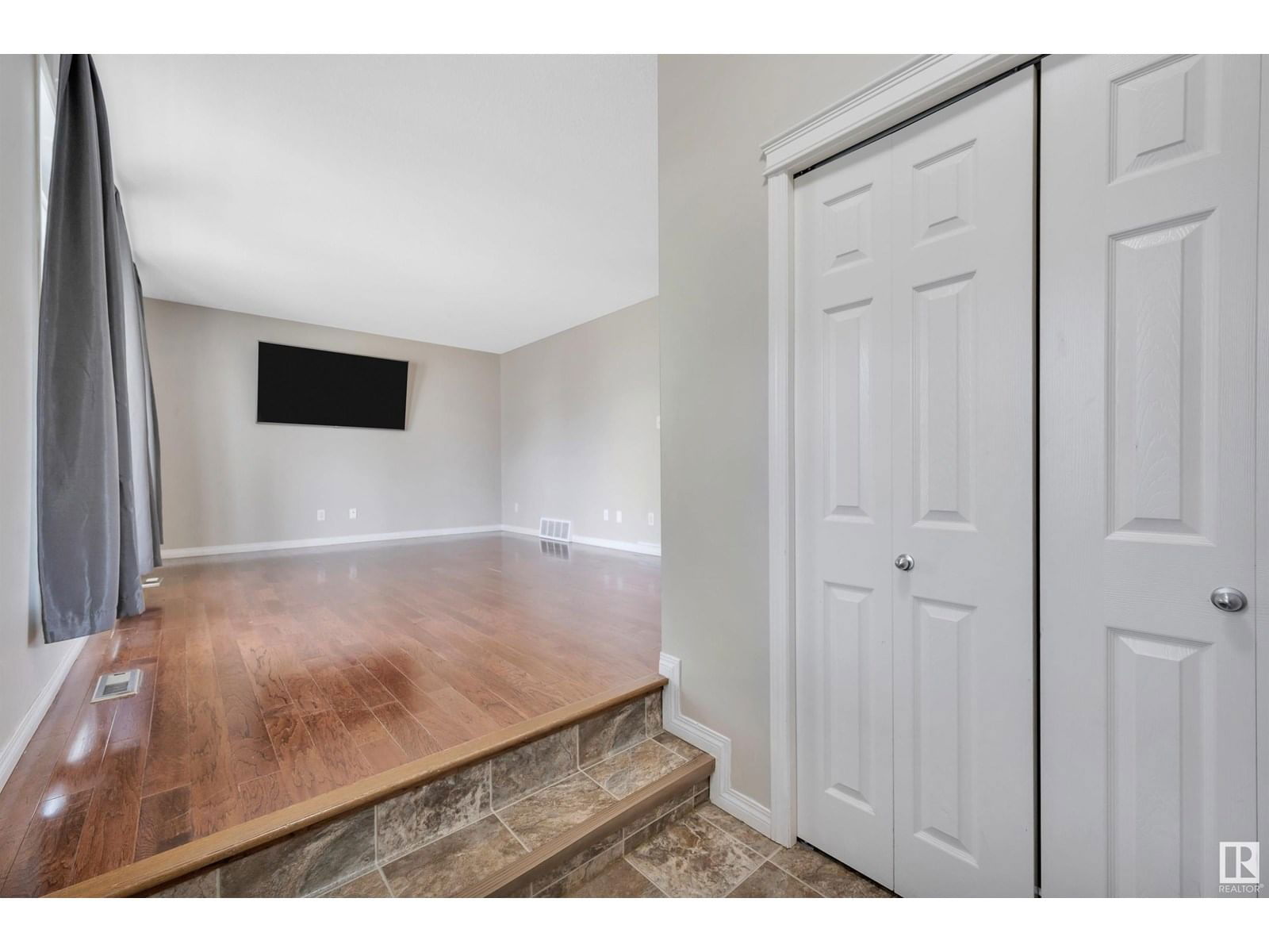 4611 160 AV Image 8
