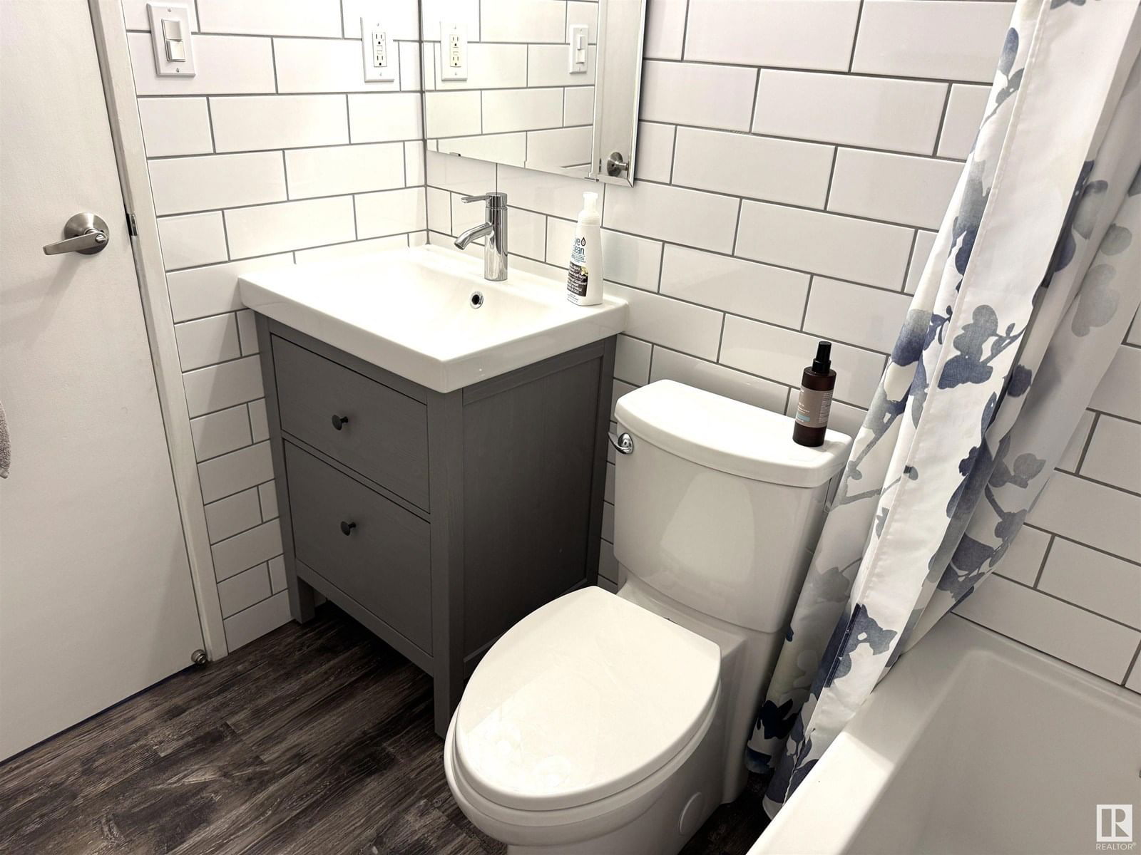 1005 11007 83 AV NW Image 22