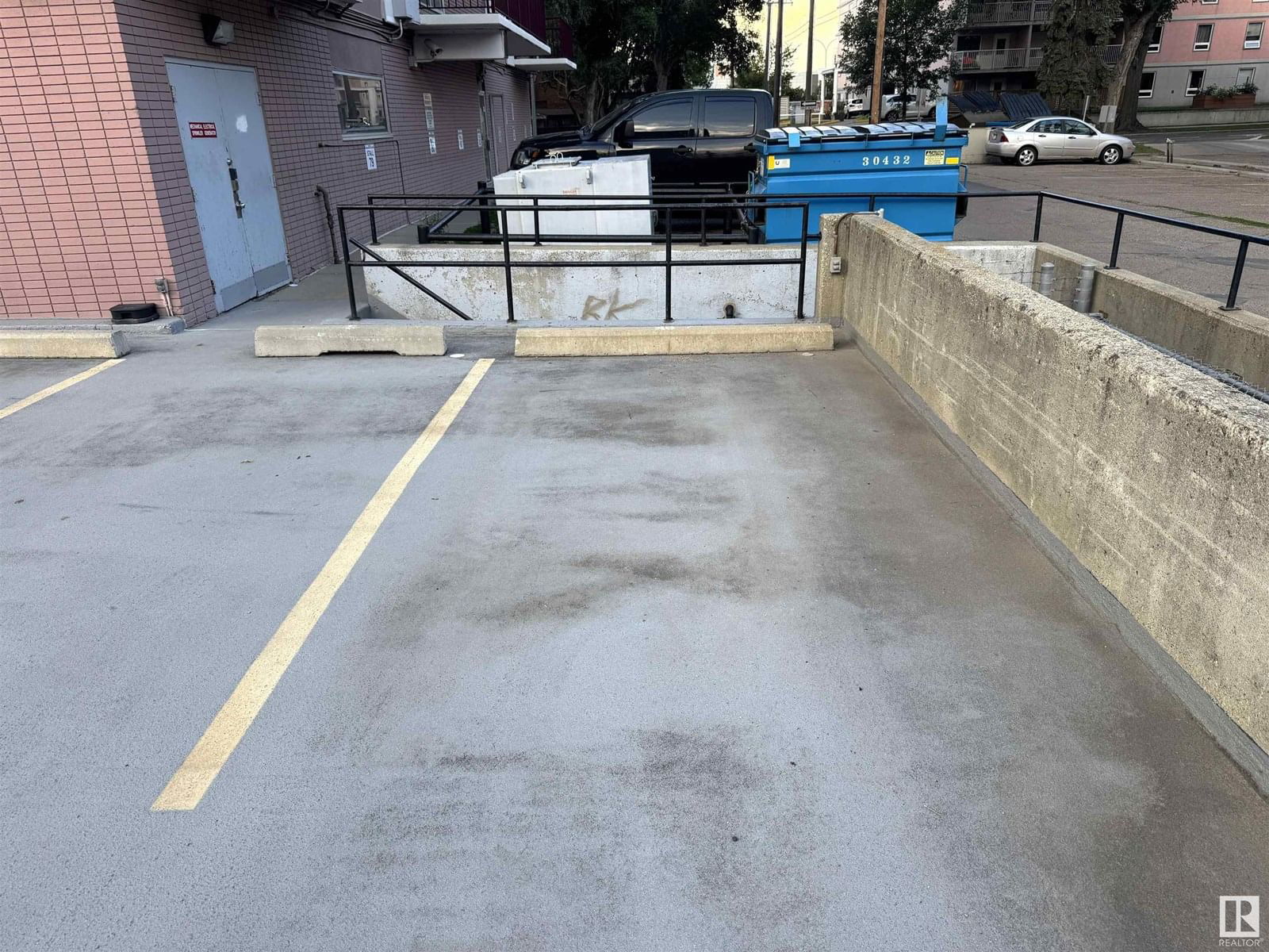 1005 11007 83 AV NW Image 28