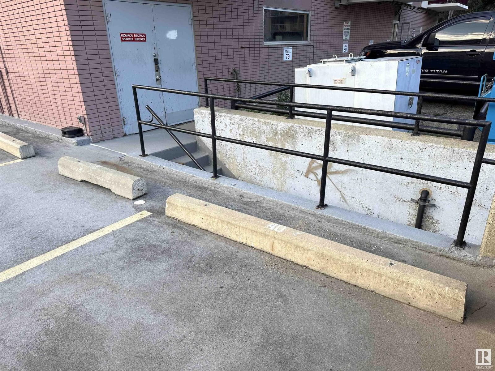 1005 11007 83 AV NW Image 29