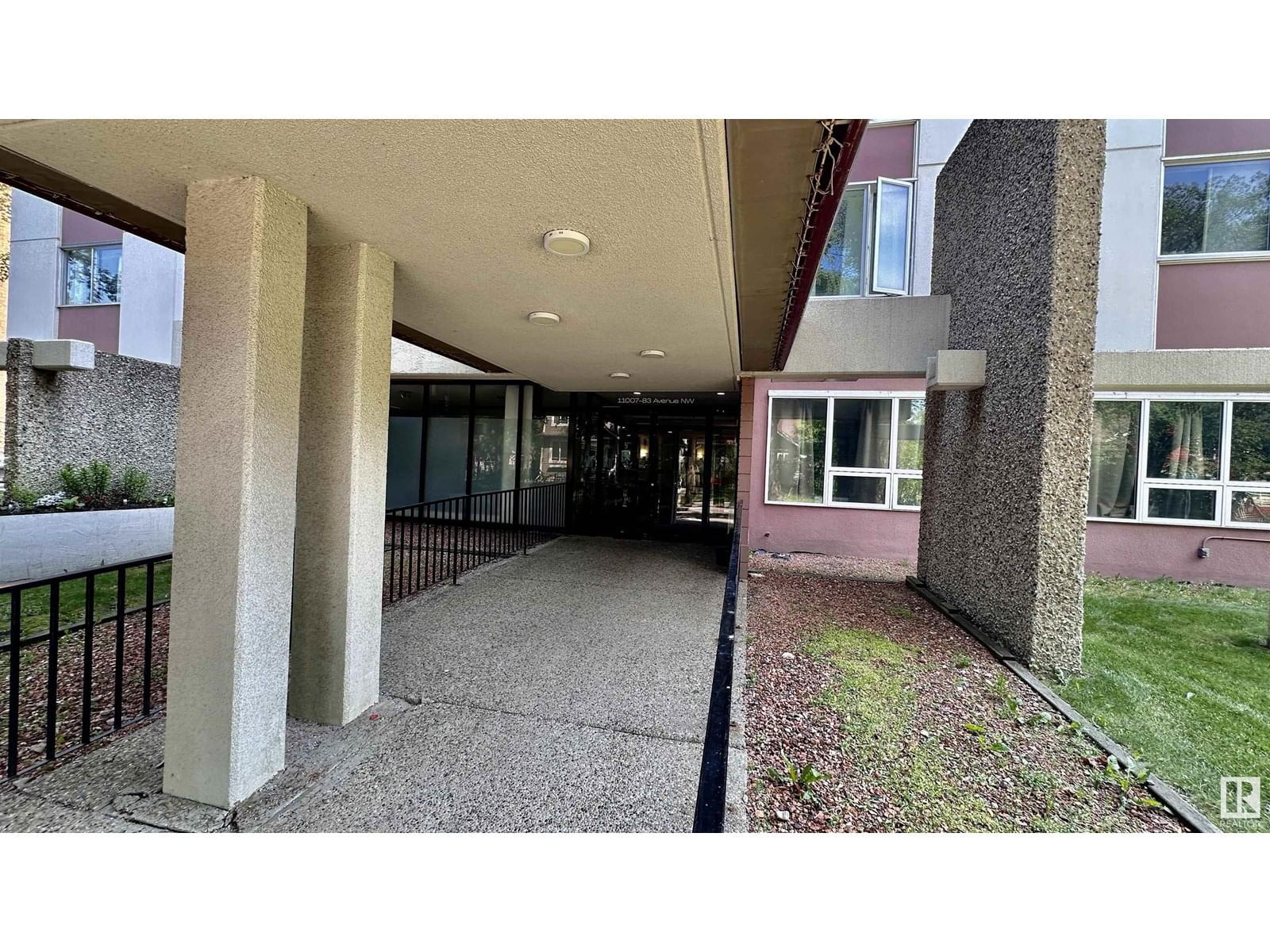 1005 11007 83 AV NW Image 30