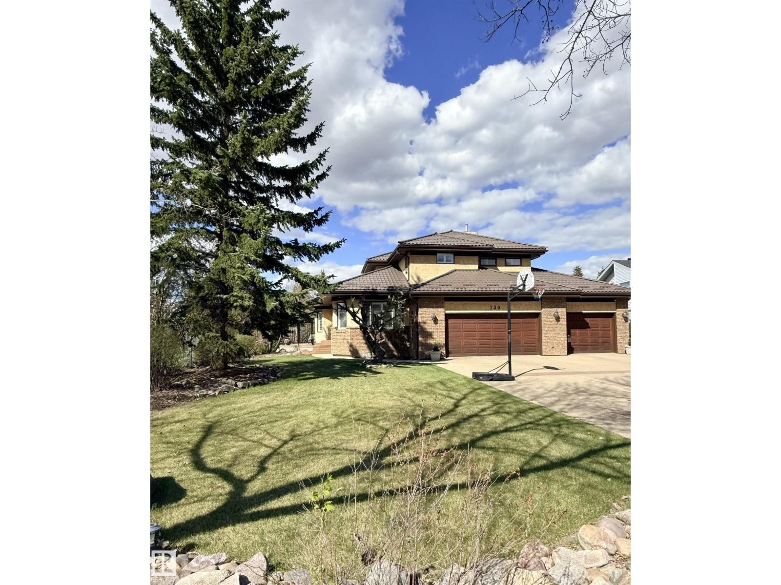730 ESTATE DR, Sherwood Park, Alberta T8B 1M4