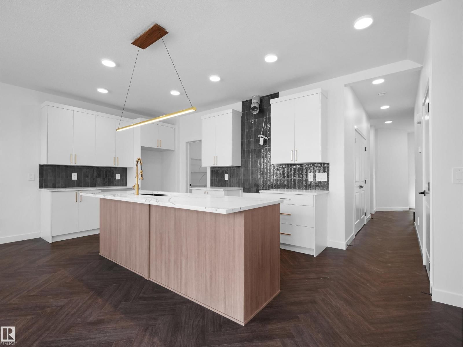 20624 43 AV, Edmonton, Alberta T6M 3E3