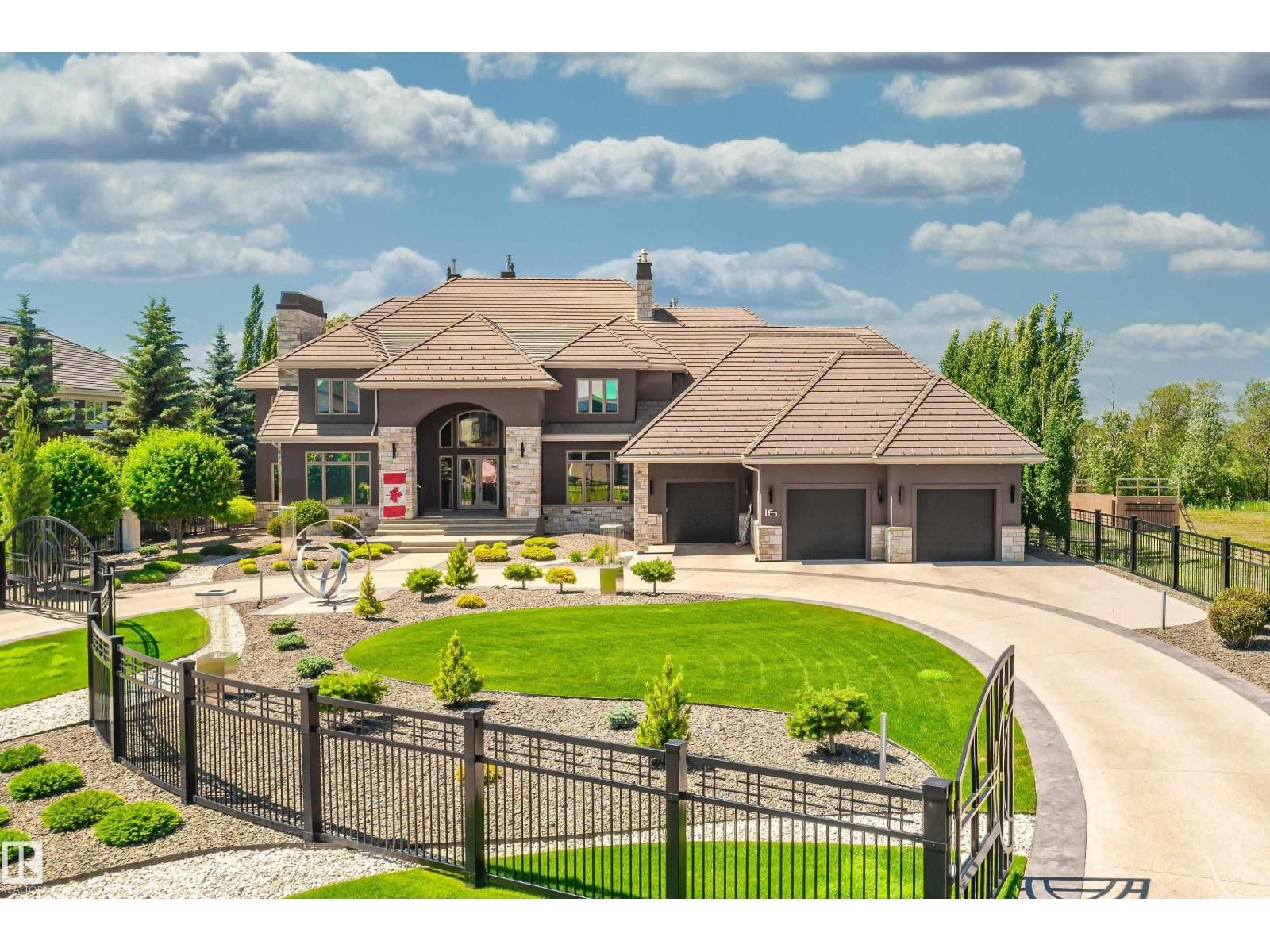 16 WINDERMERE DR, Edmonton, Alberta T6W 0S2