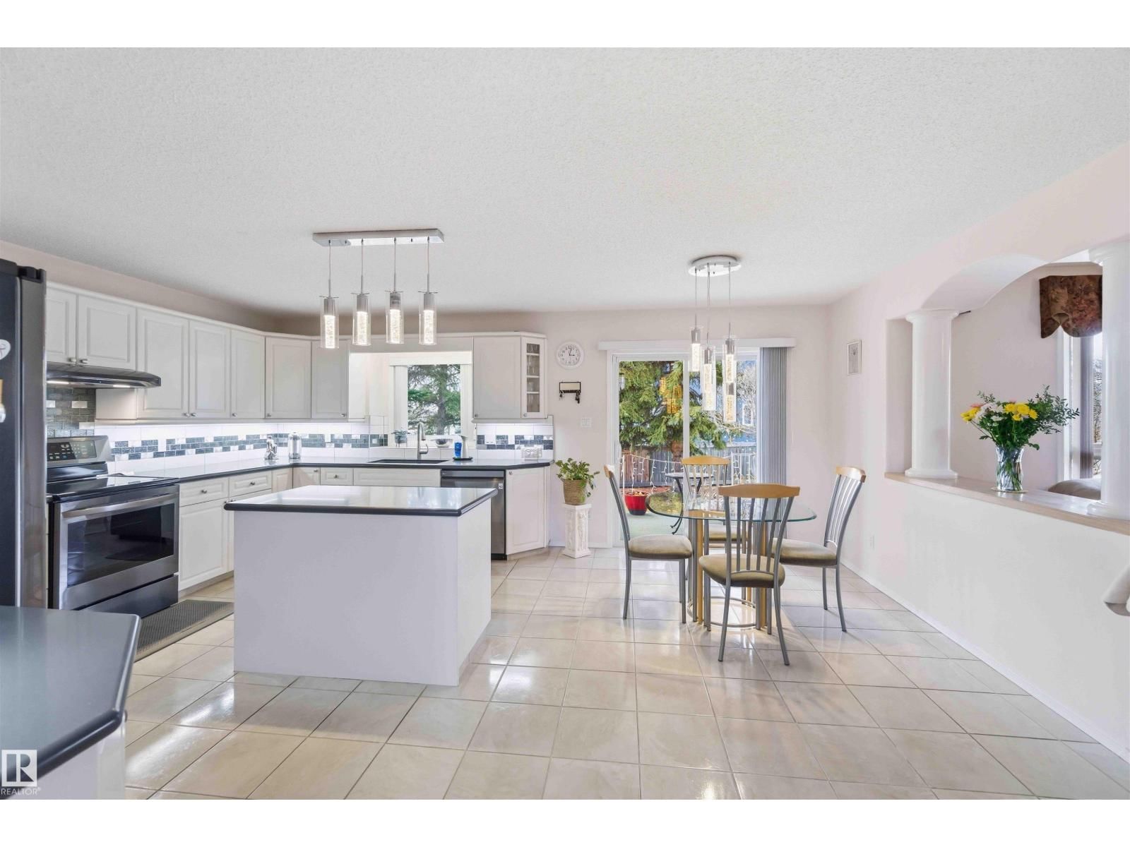 1 COLONIAL CL Image 18