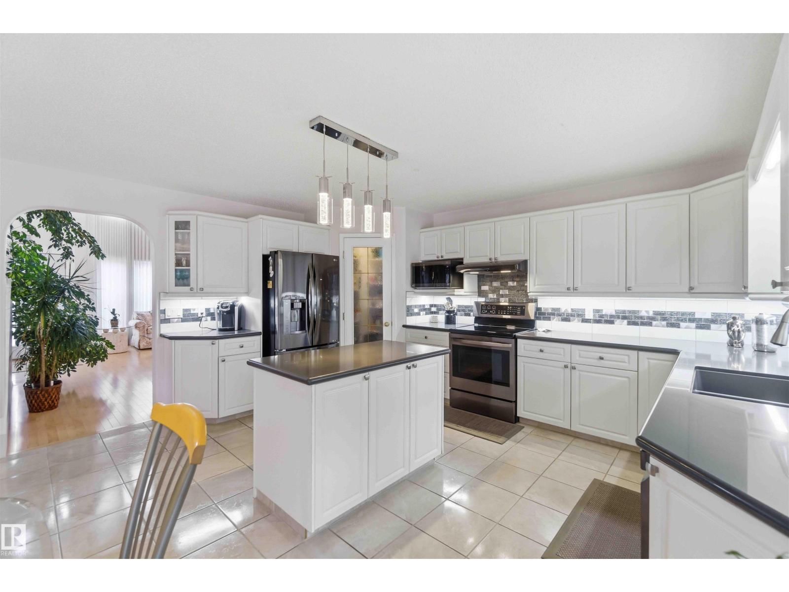 1 COLONIAL CL Image 22