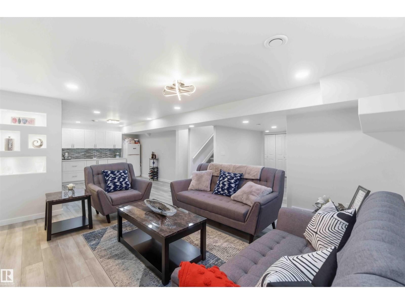 1 COLONIAL CL Image 48